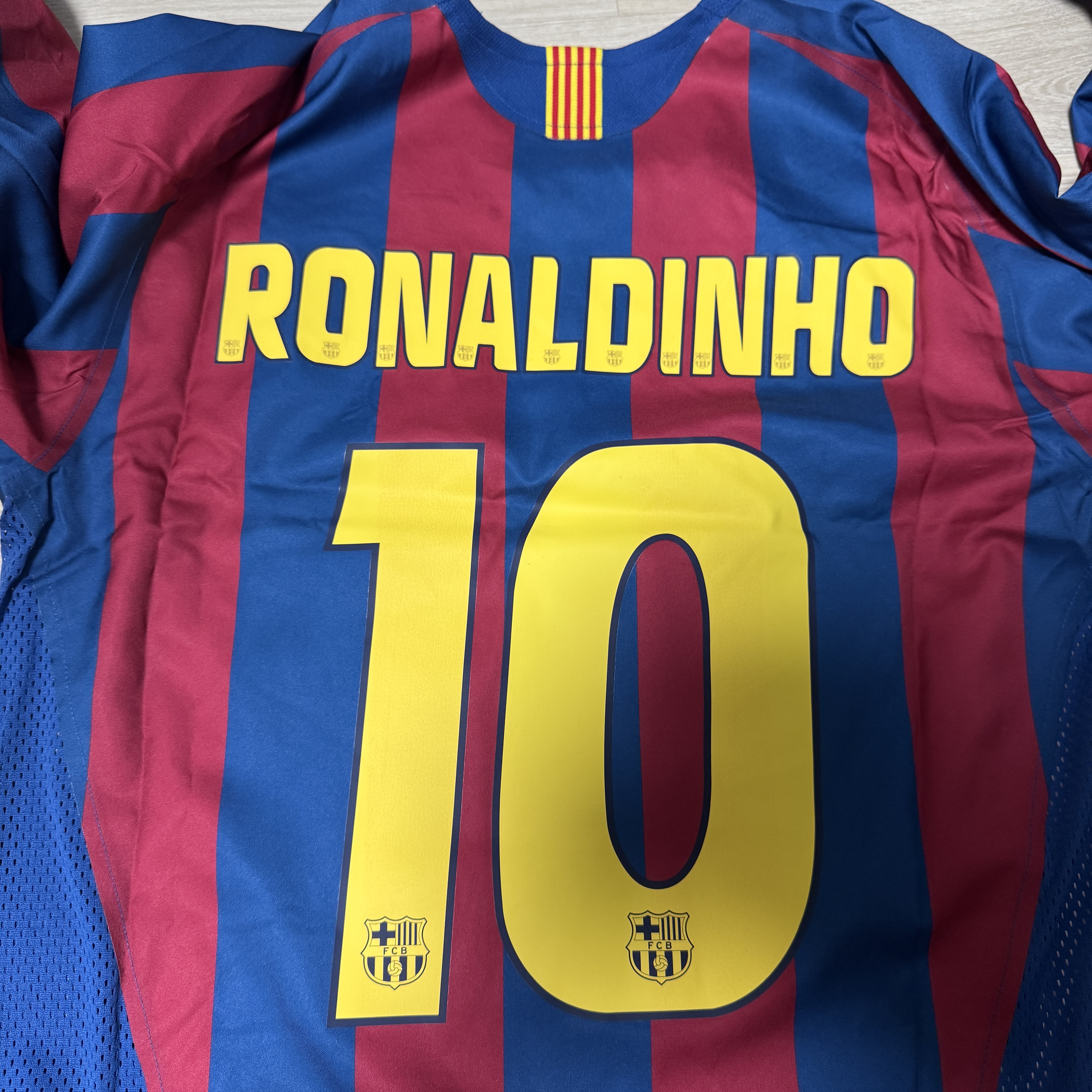 Nike Ronaldinho FC Barcelona 2005/06 Retro Soccer Replica Long-Sleeve Jersey (HQ1462-471) (Marking Ver.) 착용 스타일 - 1