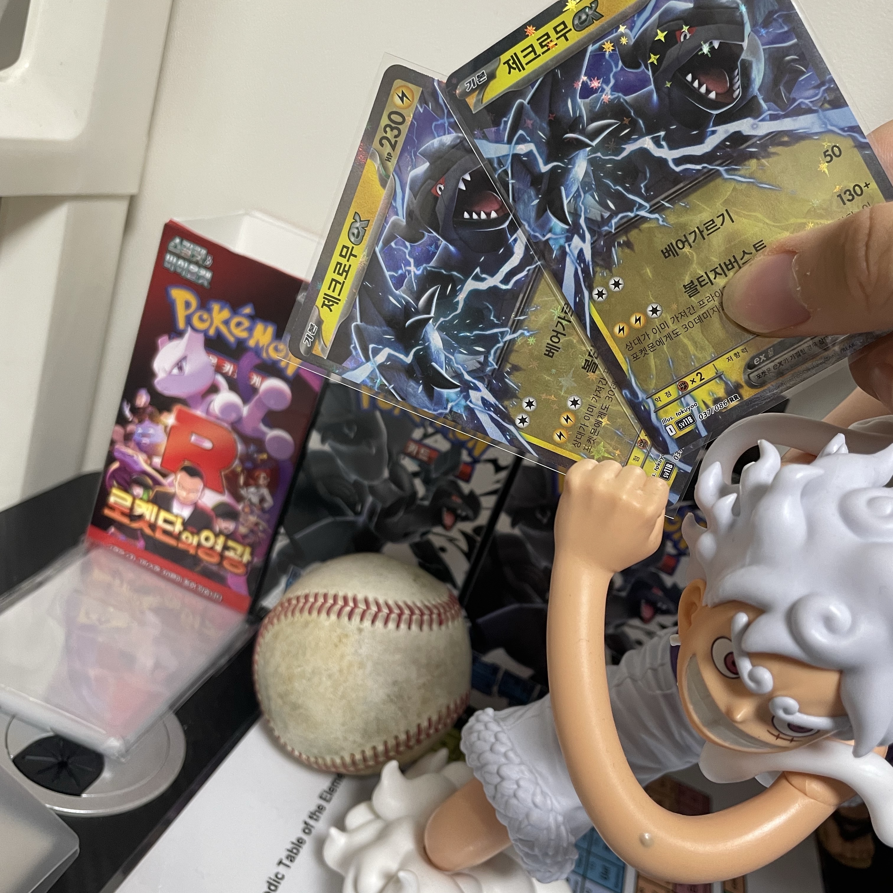 Pokemon TCG Scarlet & Violet Expansion Pack Black Volt Box (Pack of 20/Korean Ver.) 착용 스타일