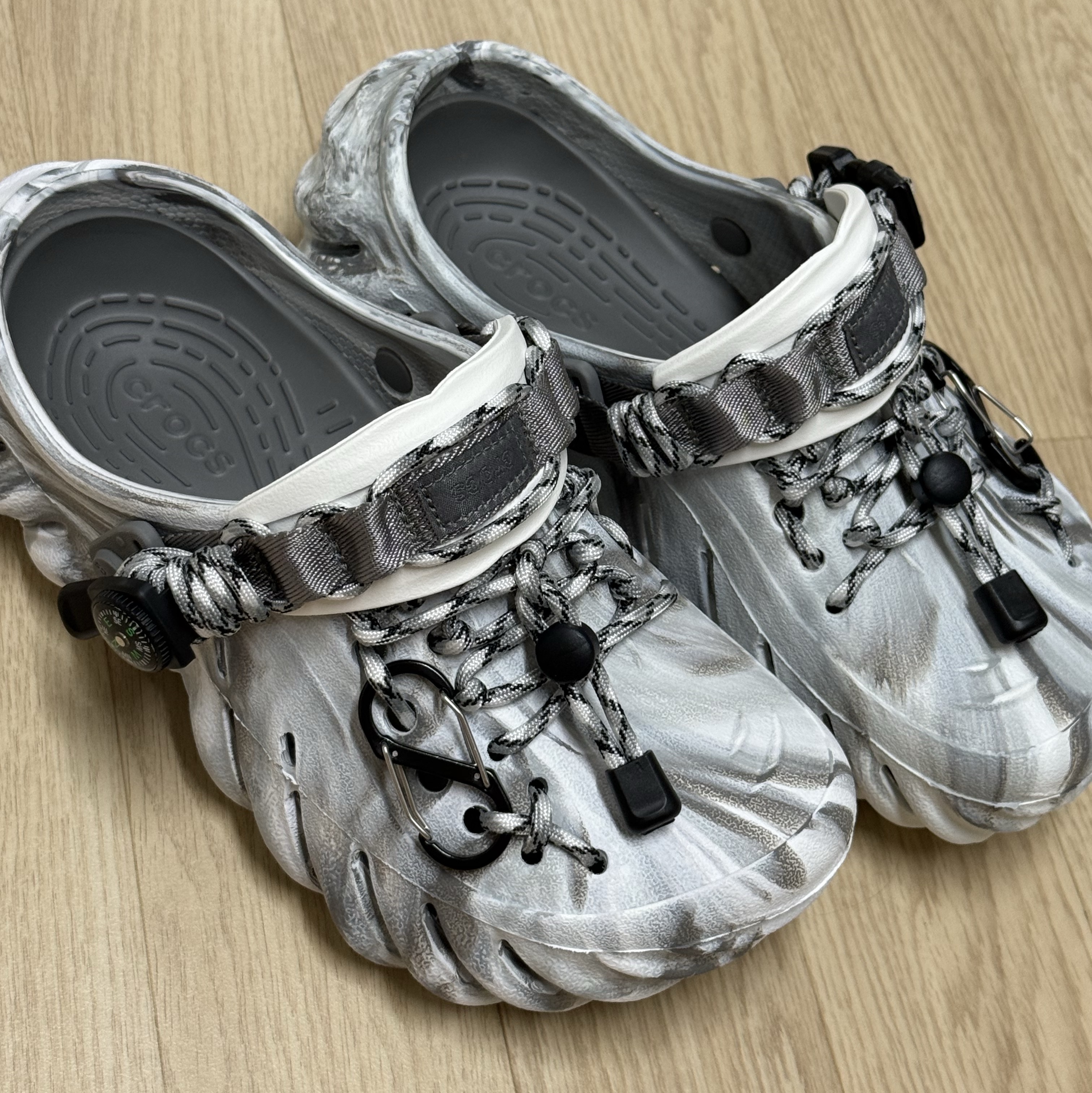 Crocs Echo Marbled Clog Moonlight Multi 착용 스타일 - 1