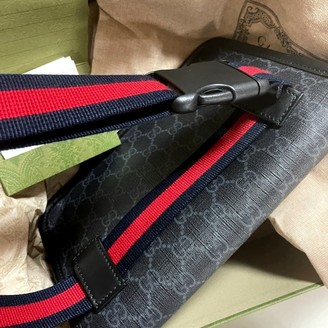 Gucci GG Small Belt Bag Black 착용 스타일 - 3