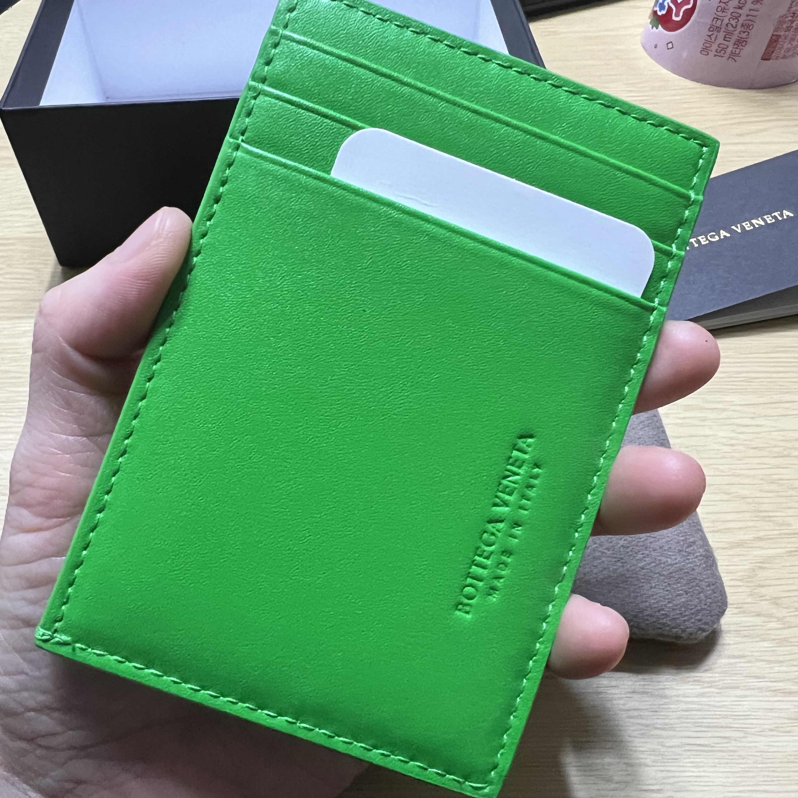 Bottega Veneta Credit Card Case Calfskin Parakeet 착용 스타일 - 2