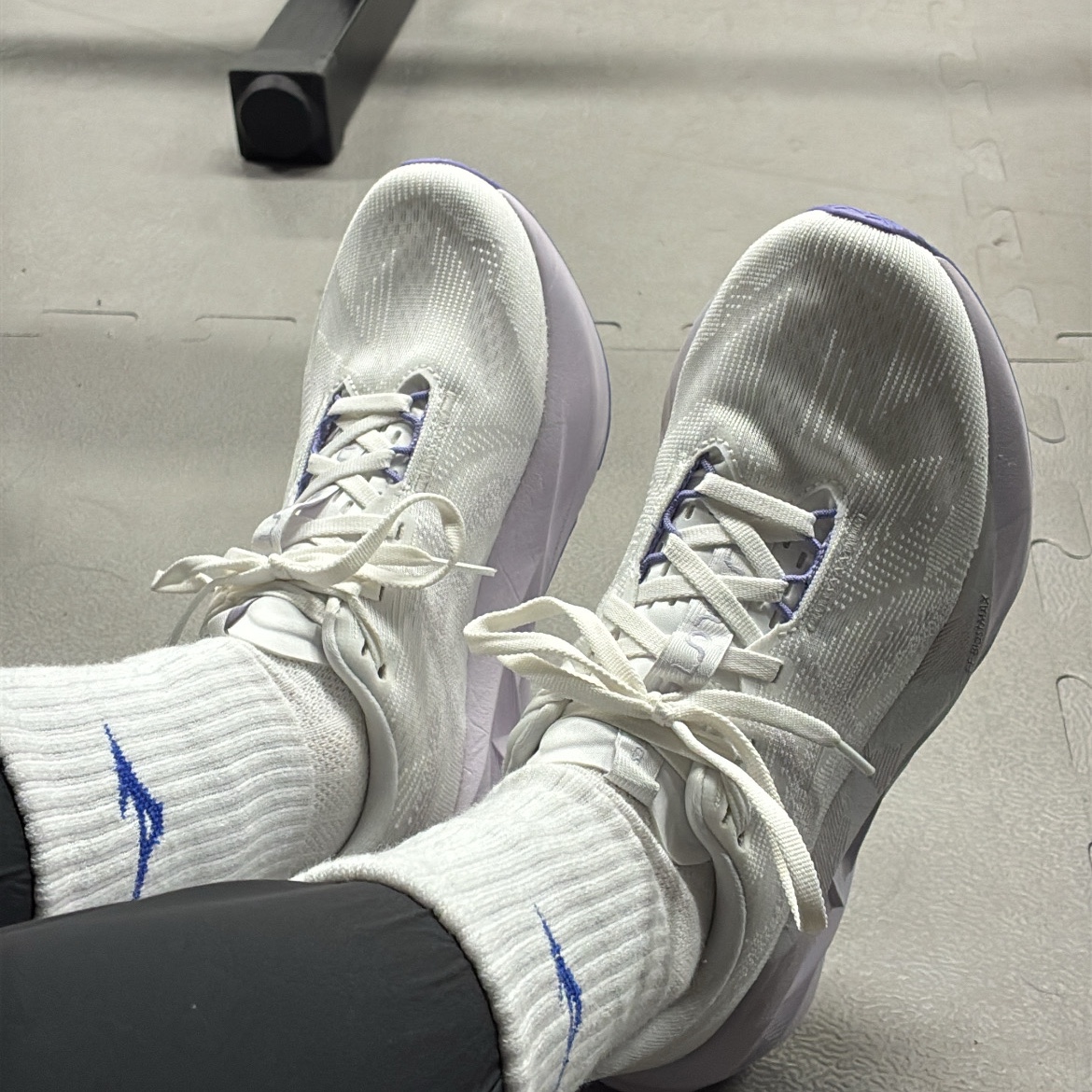 Asics Novablast 5 White Piedmont Grey 착용 스타일