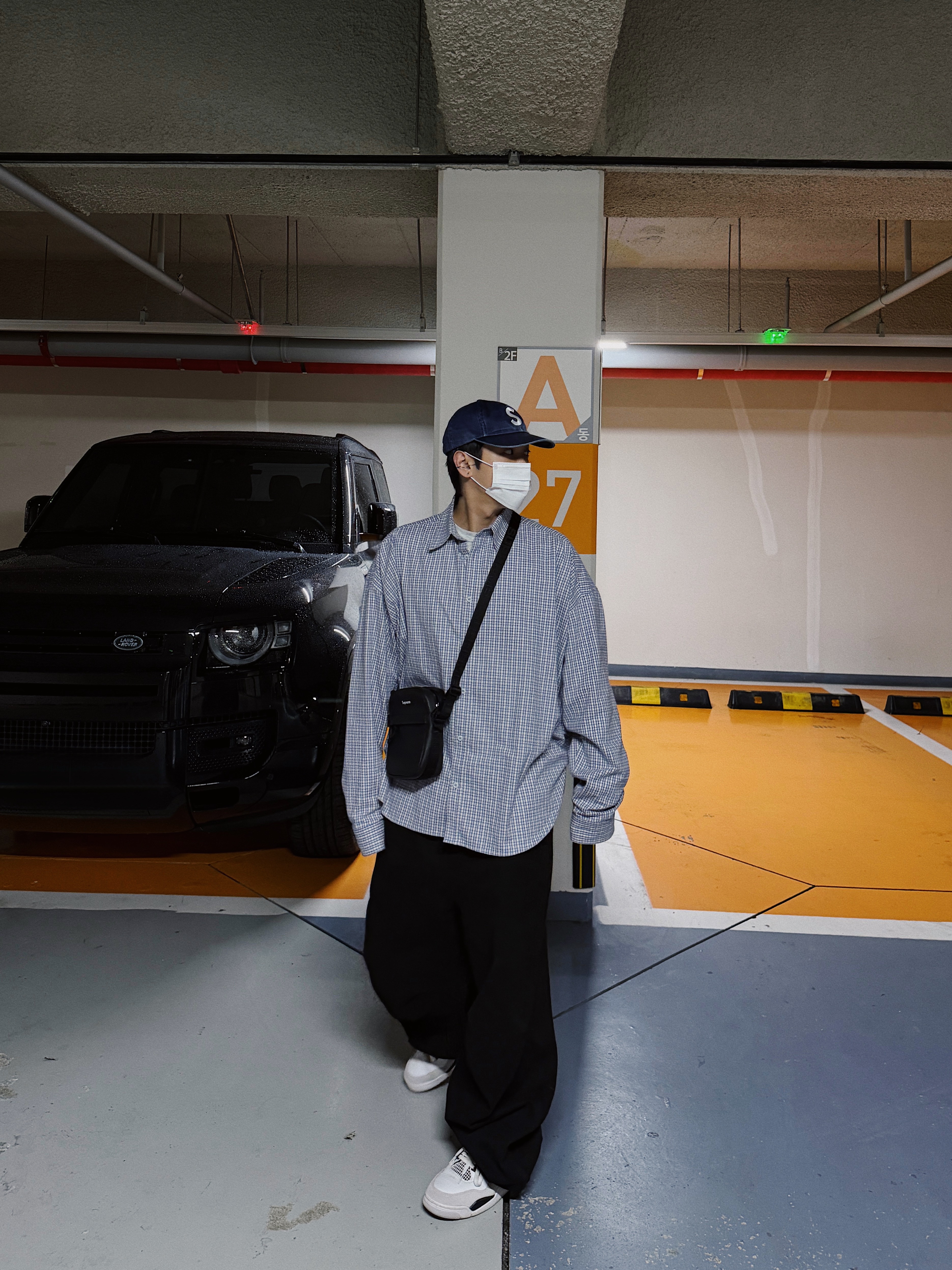 Supreme Pigment Print S Logo 6-Panel Navy - 23FW, Supreme Leather Shoulder Bag Black - 24FW 착용 스타일 - 5