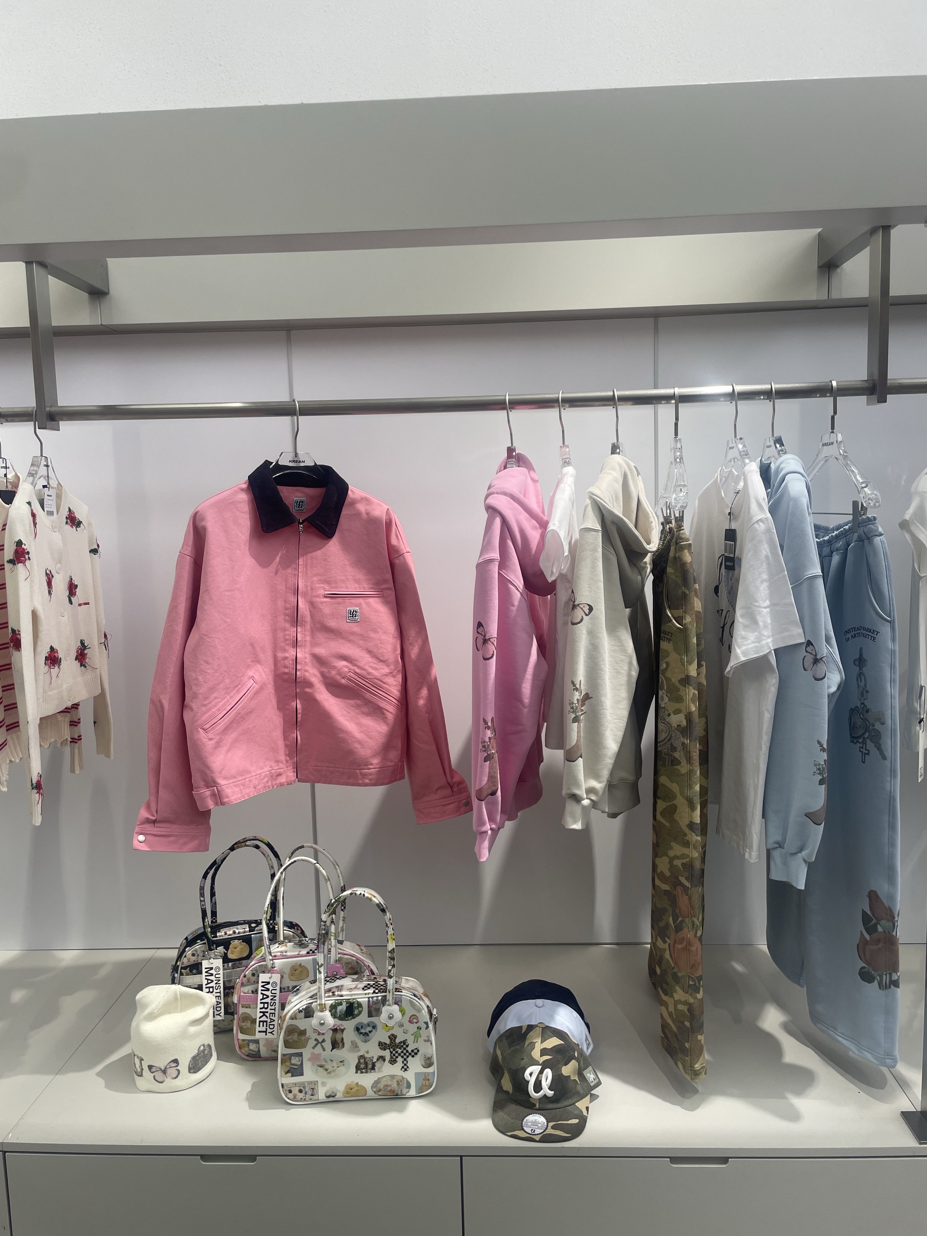 Unsteadymarket Souvenir Zip up Hoodie_Baby Blue, Unsteadymarket Souvenir Zip up Hoodie_Pink 착용 스타일