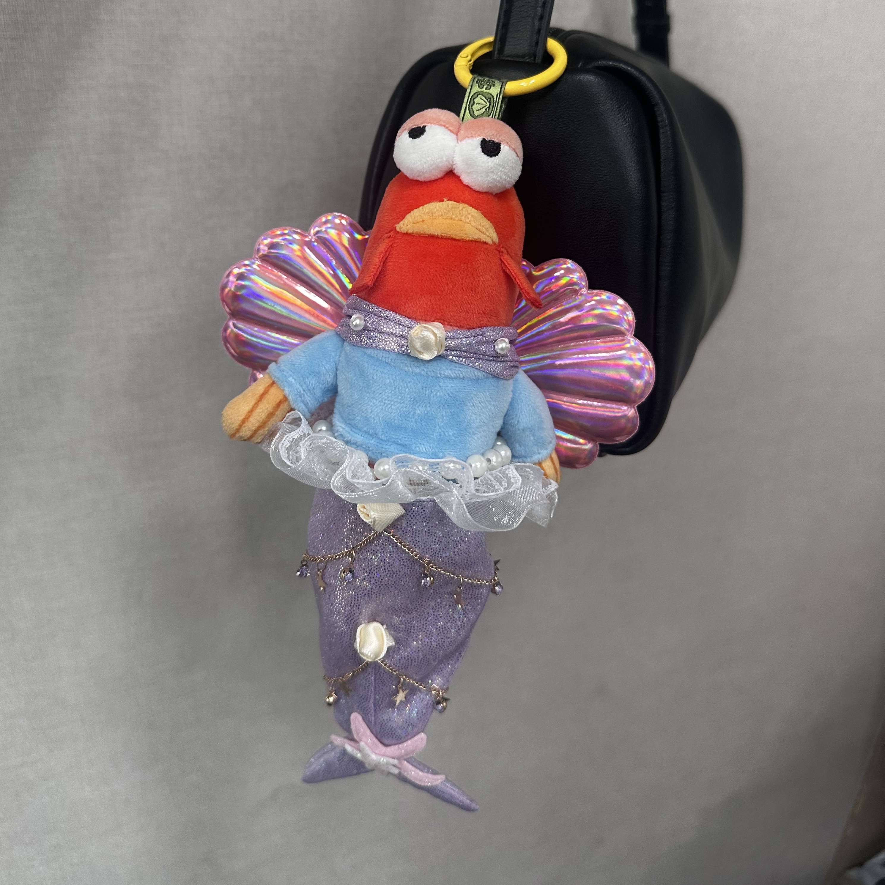 Pop Mart Bikini Bottom Buddies Whimsical Plush Limp Fish (Opened Case) 착용 스타일