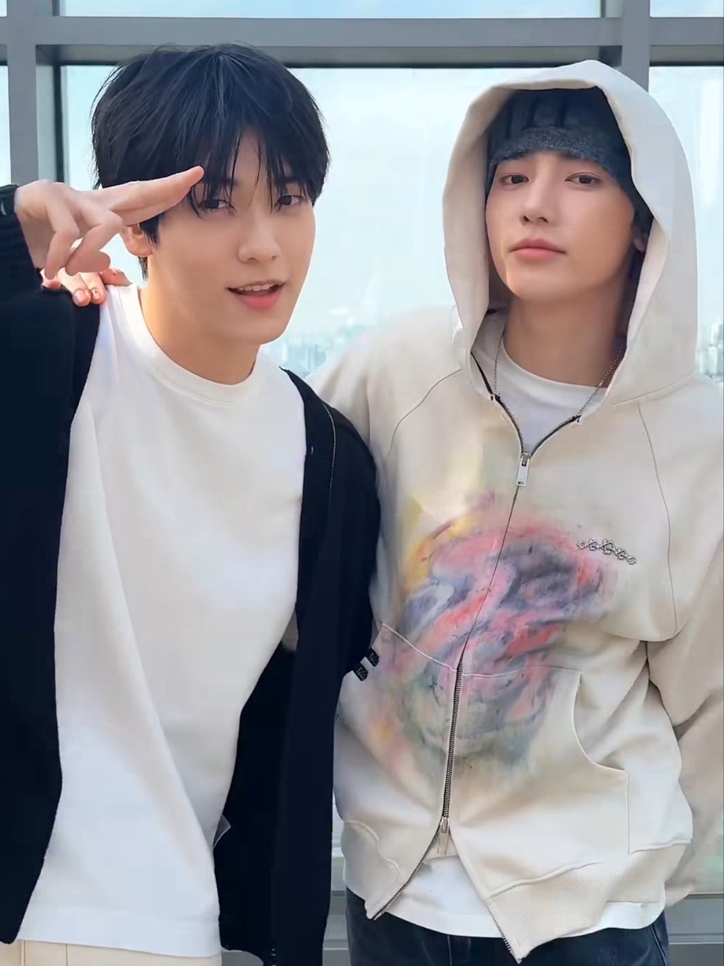 [트리플적립] PACOSPLY Siren Crayon Zip Up Hoodie Ivory 착용 스타일