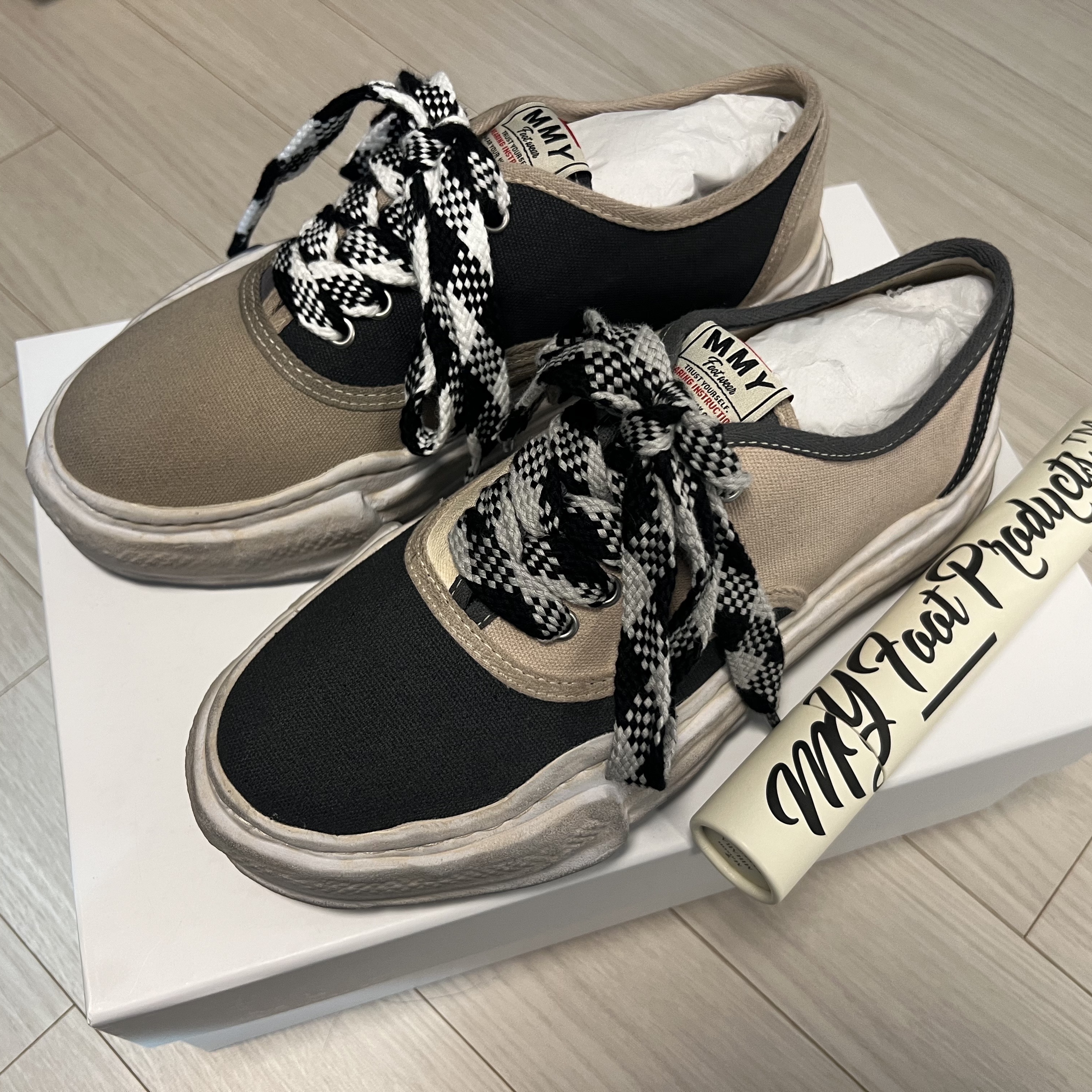 Mihara Yasuhiro Baker OG Sole Multi Color Canvas Low-Top Sneaker Black White 착용 스타일 - 1