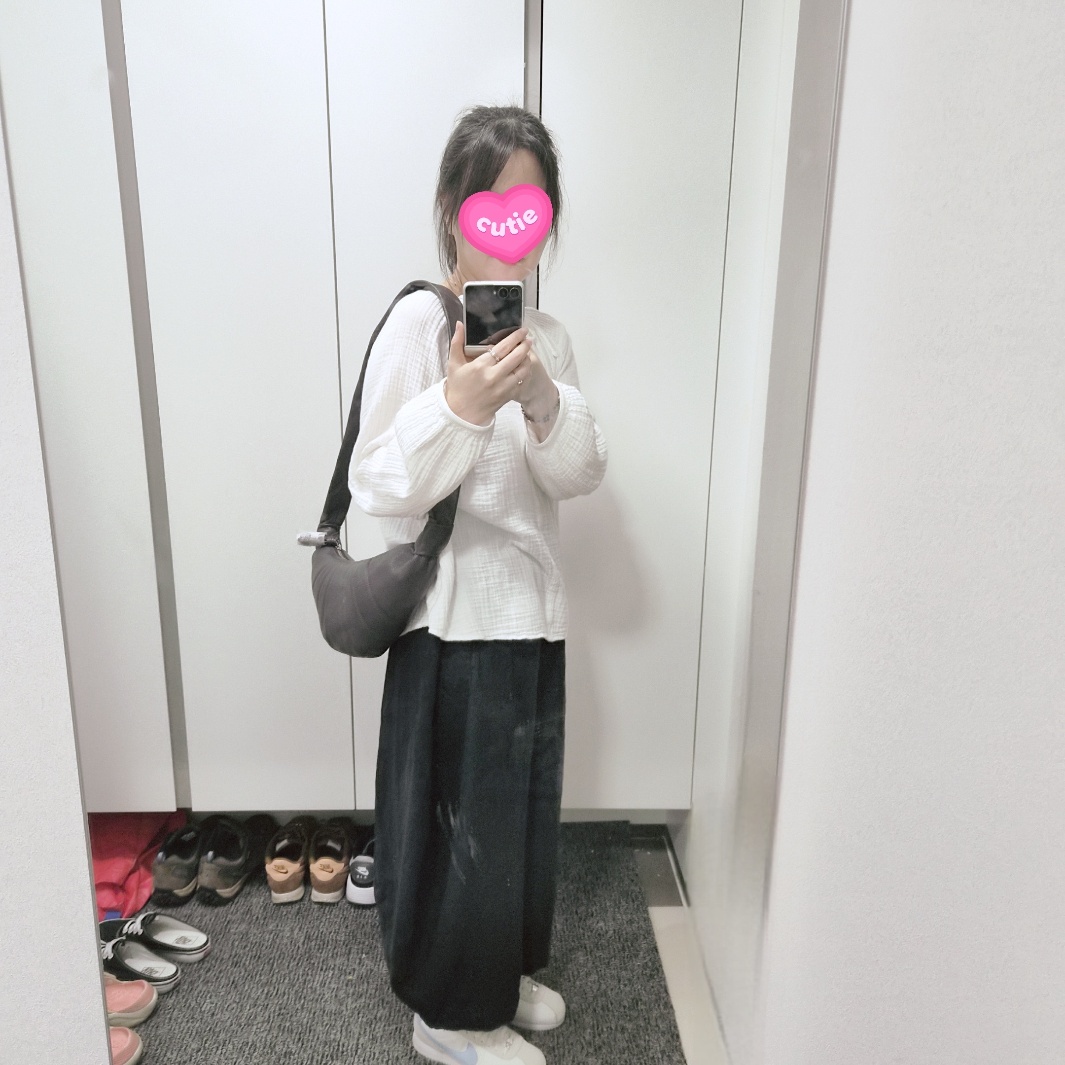 Lemaire Small Croissant Bag Soft Grained Leather Dark Chocolate, (W) Nike Cortez Light Armory Blue 착용 스타일 - 5