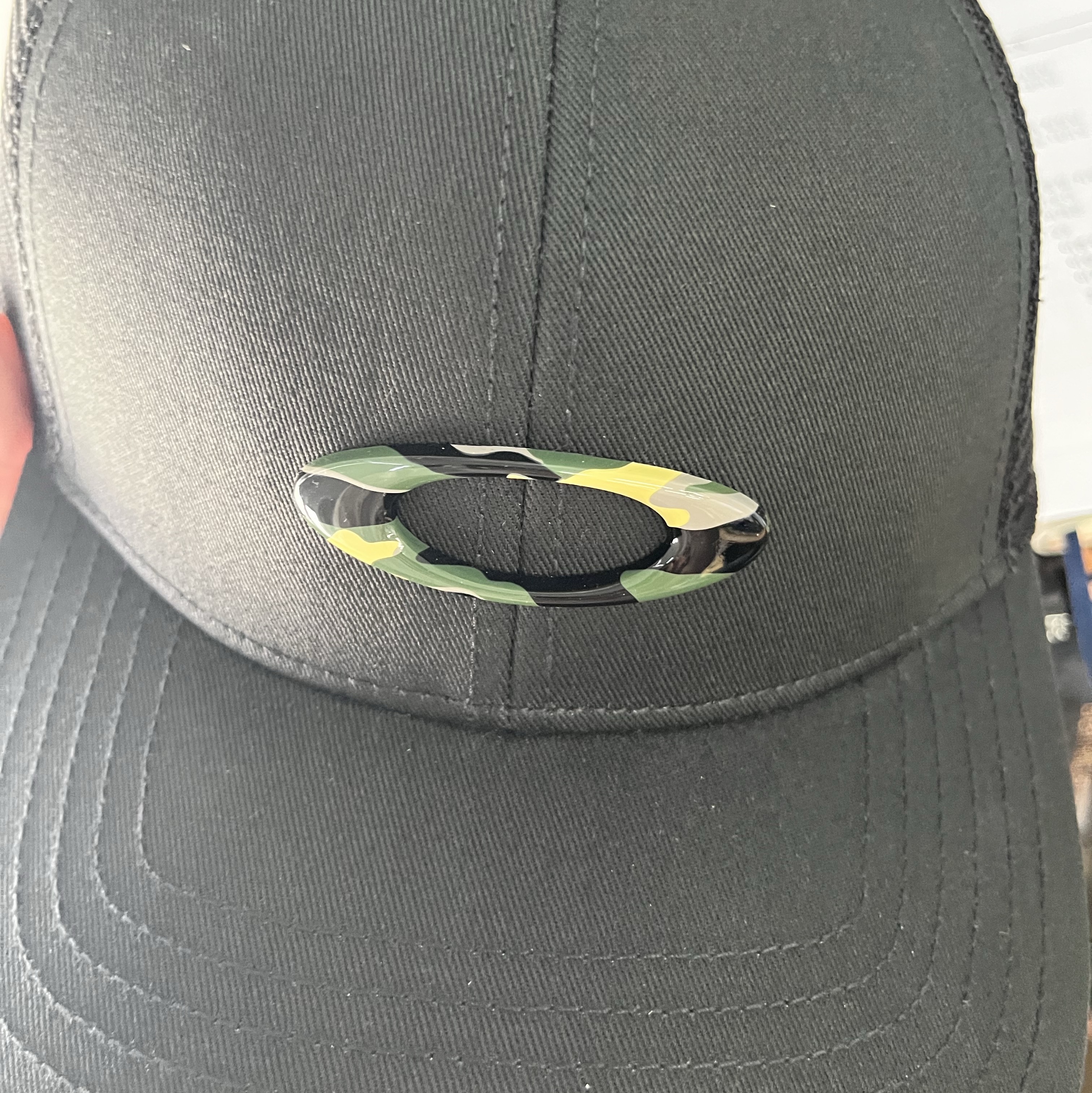Oakley Trucker Ellipse Hat Blackout 착용 스타일