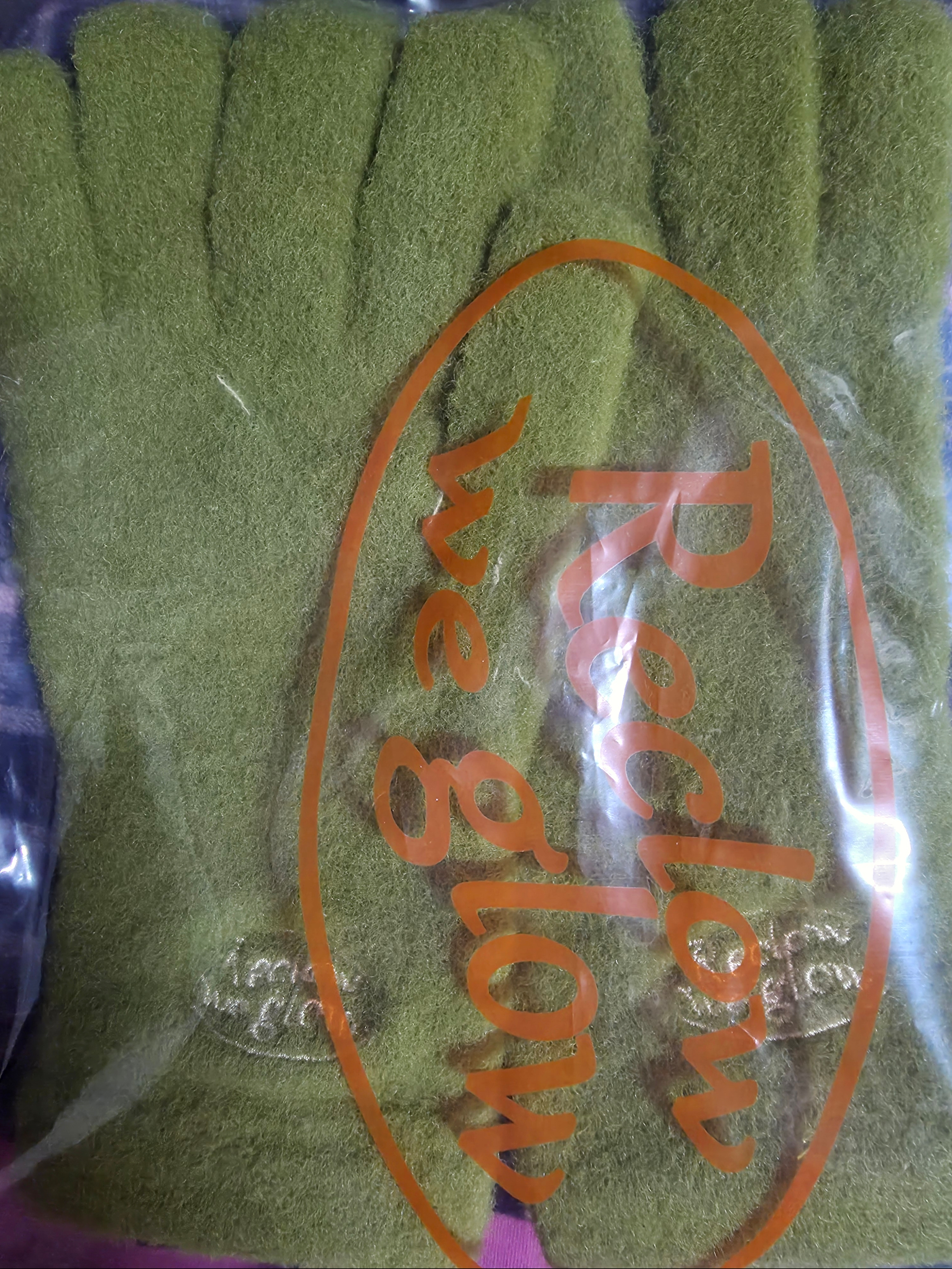 RECLOW Fluffy Logo Glove Olive 착용 스타일