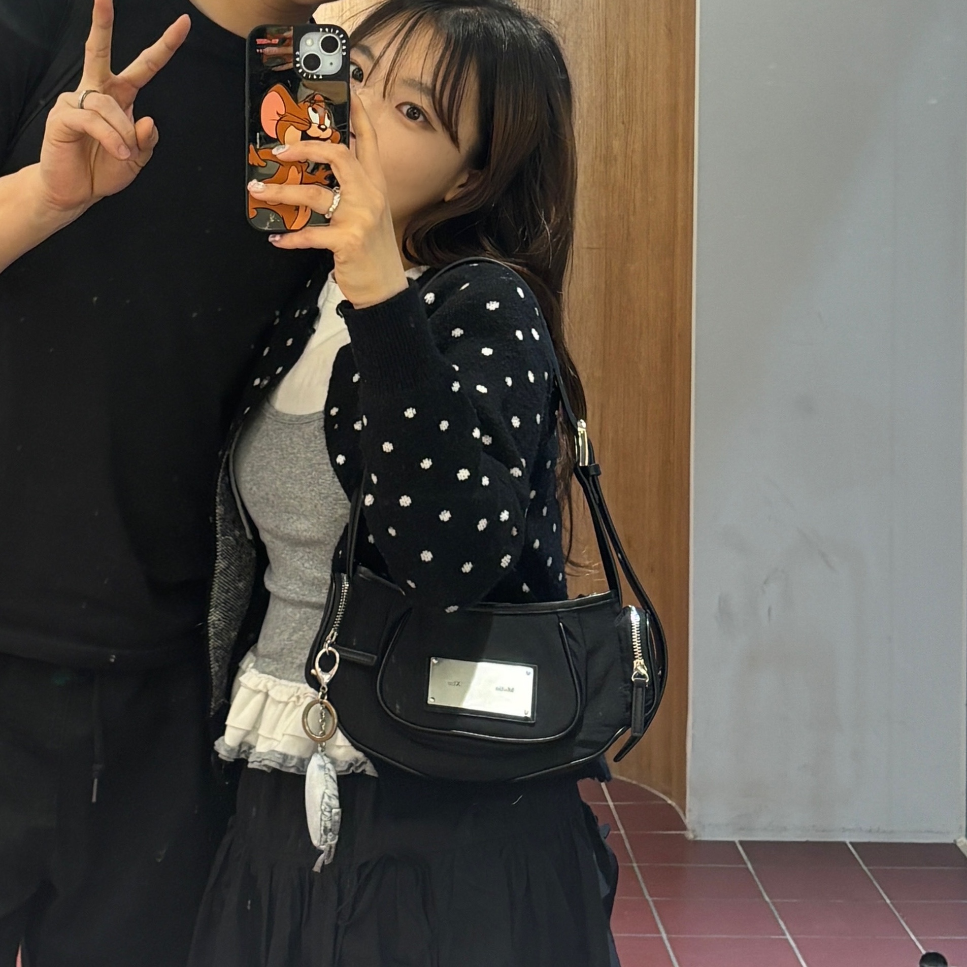Matin Kim Madeleine Round Bag Black, Casetify x Tom & Jerry iPhone Jerry Character Magsafe Impact Case Black 착용 스타일 - 1