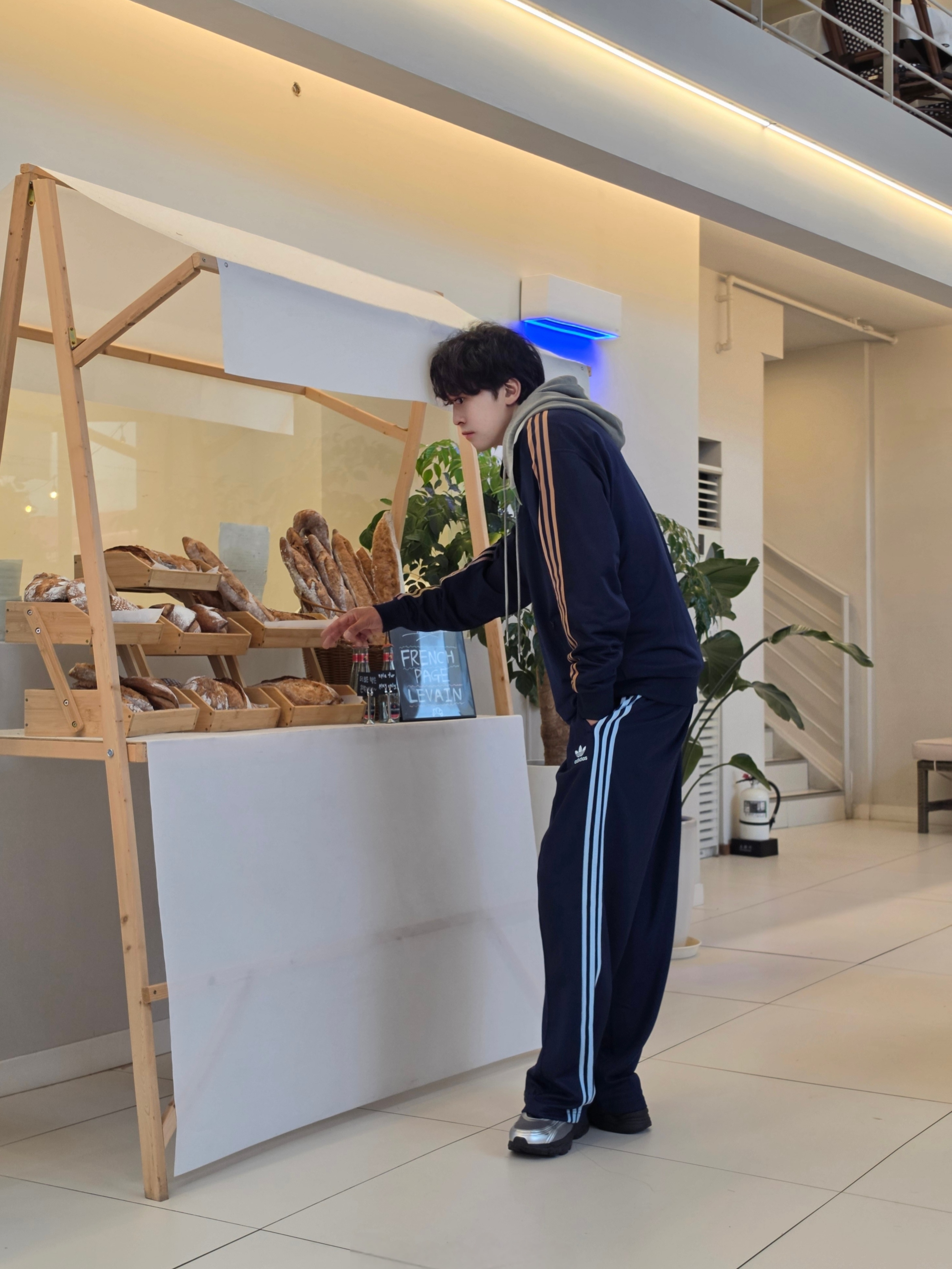 Adidas Originals Adicolor Buggy Fit Firebird Track Pants Night Indigo Clear Sky - KR Sizing, Adidas Track Jacket Night Indigo Mesa - KR Sizing 착용 스타일 - 3