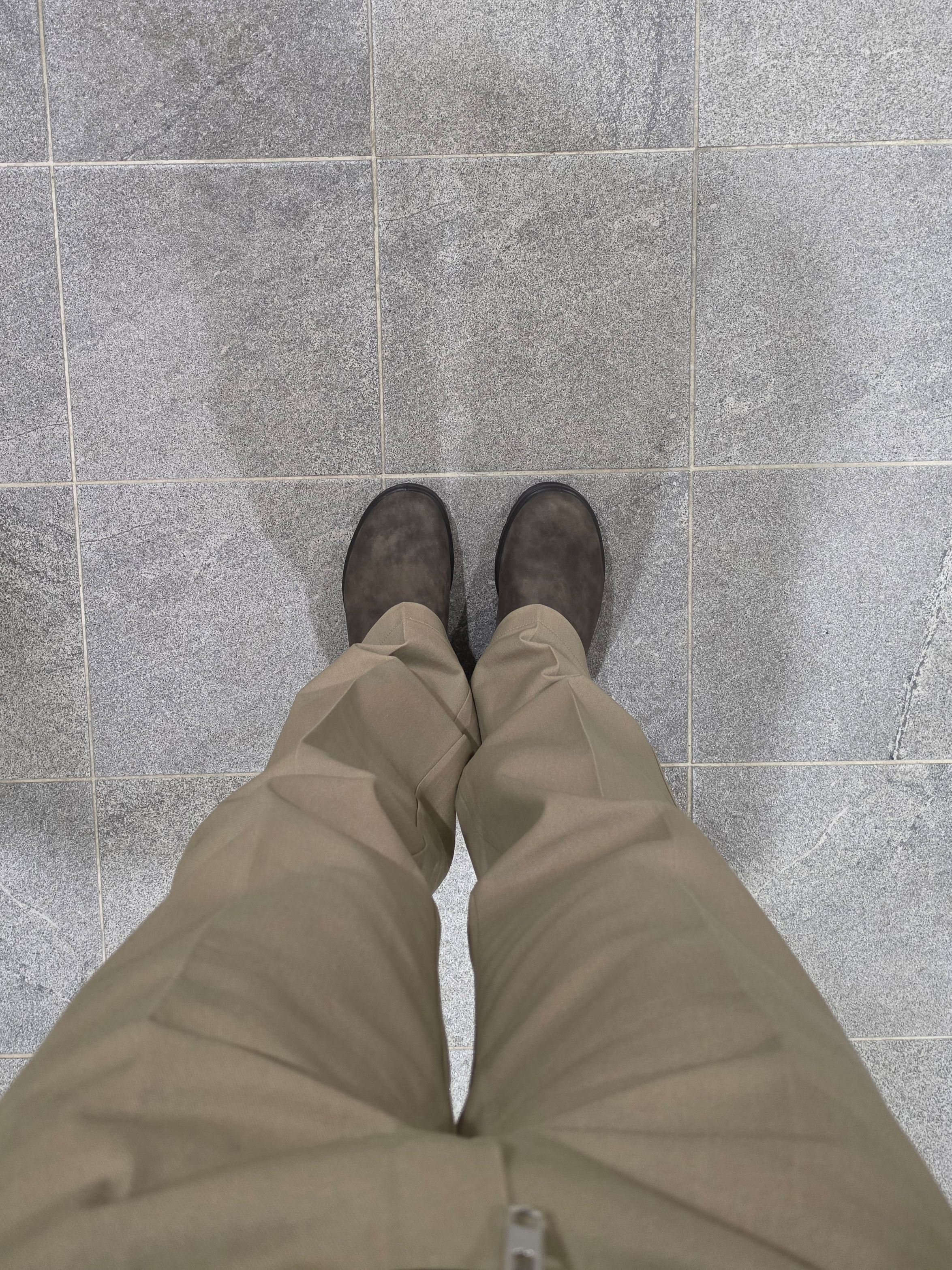BLUNDSTONE Classics 585 Chelsea Boots Rustic Brown 착용 스타일