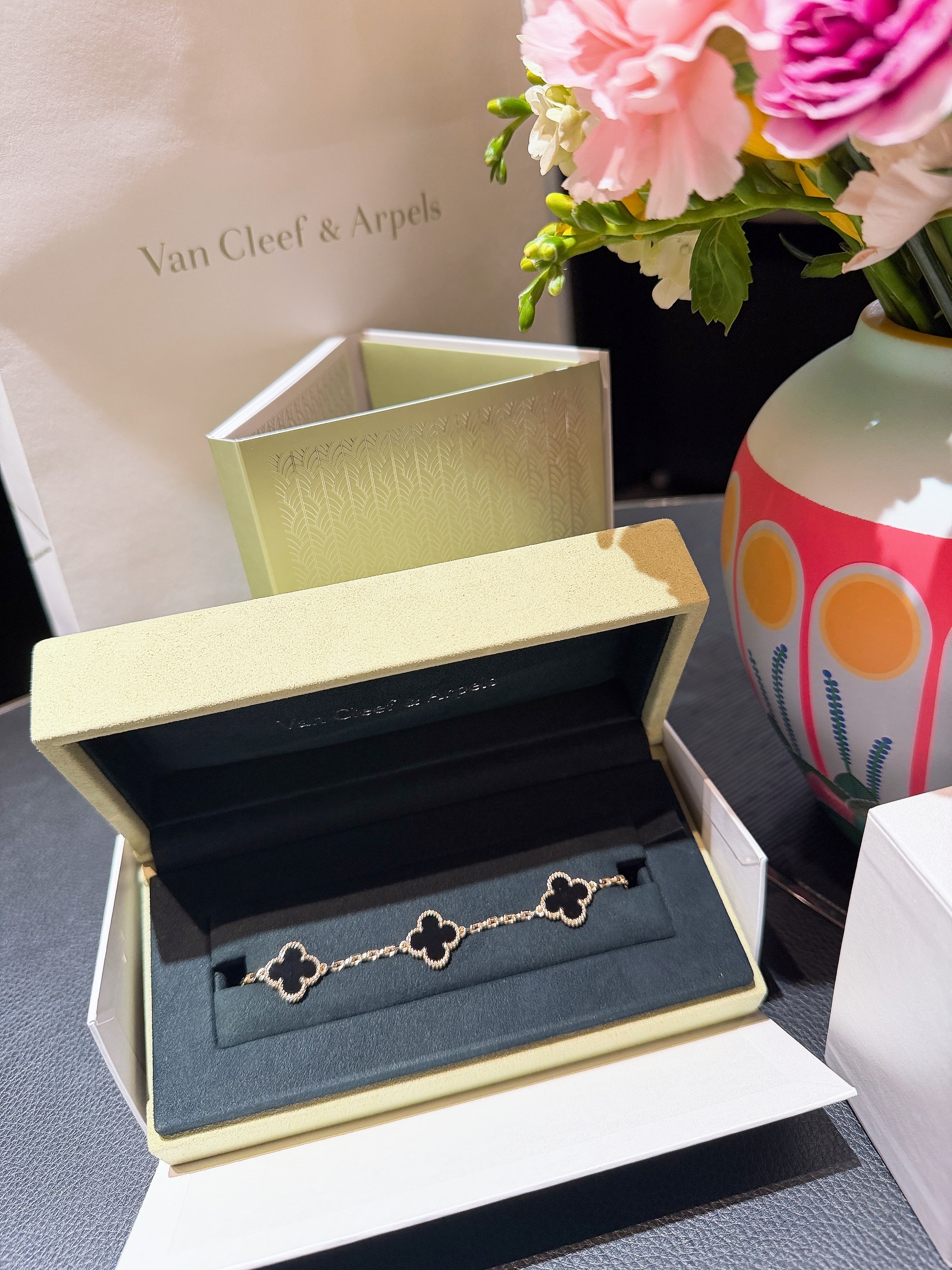 (W) Van Cleef & Arpels Vintage Alhambra Bracelet 5 Motifs Yellow Gold Onyx 착용 스타일