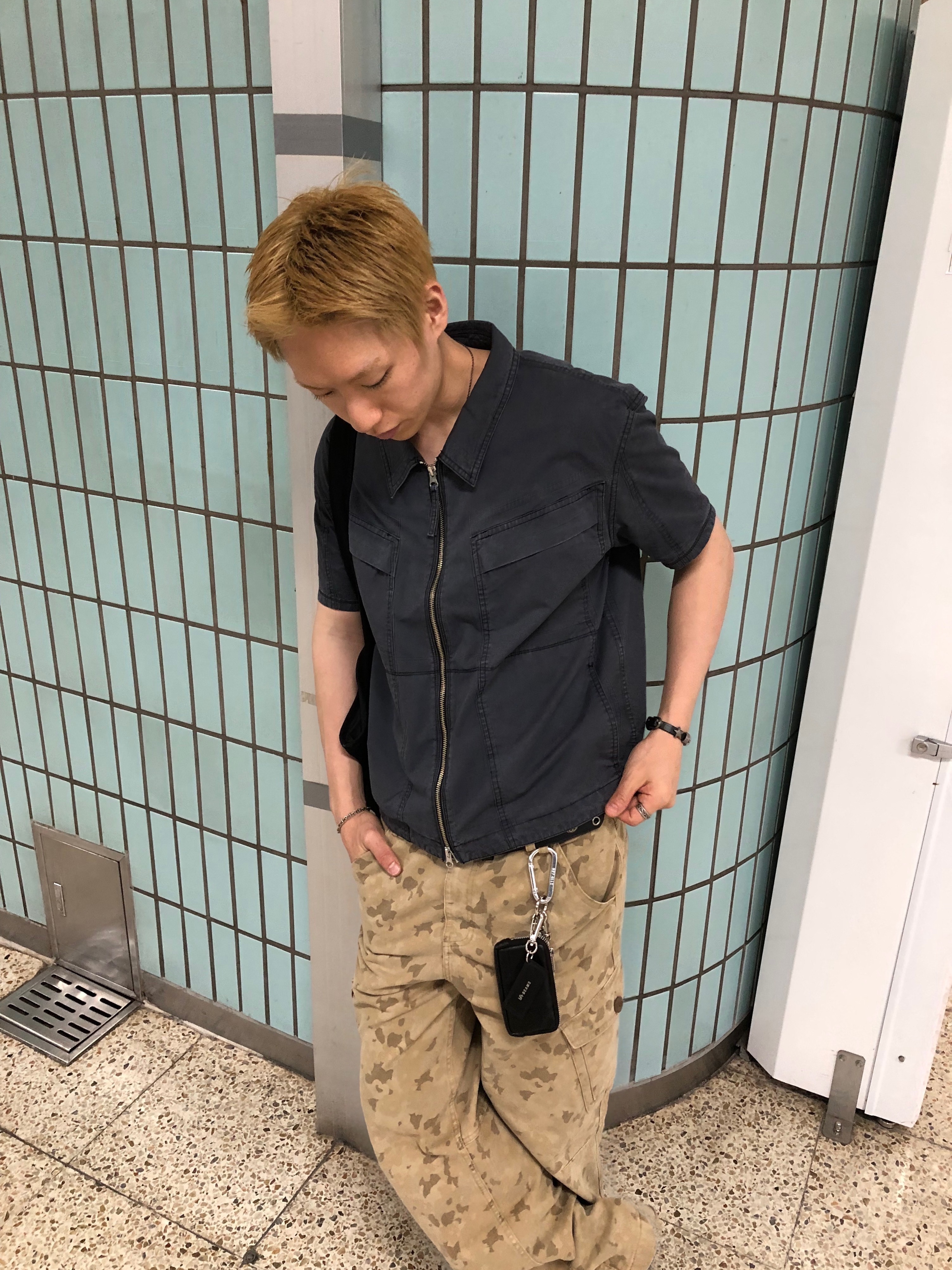 CHOWOO Overlap Pocket Camo Pants Washed Beige, CHOWOO Vintage Washed Flap Pockets Work Shacket  Washed Charcoal 착용 스타일 - 1