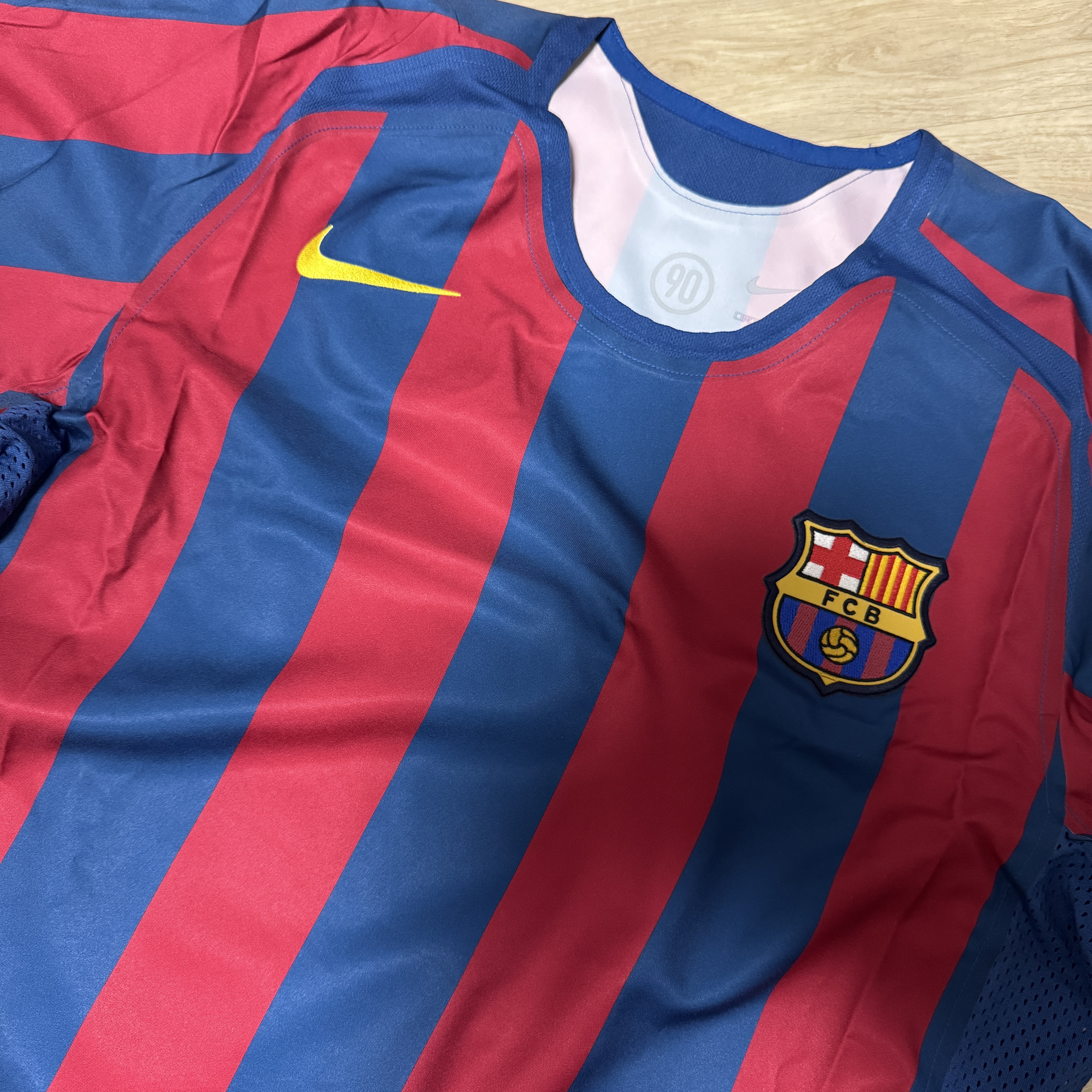 Nike Ronaldinho FC Barcelona 2005/06 Retro Soccer Replica Long-Sleeve Jersey (HQ1462-471) (Marking Ver.) 착용 스타일 - 2