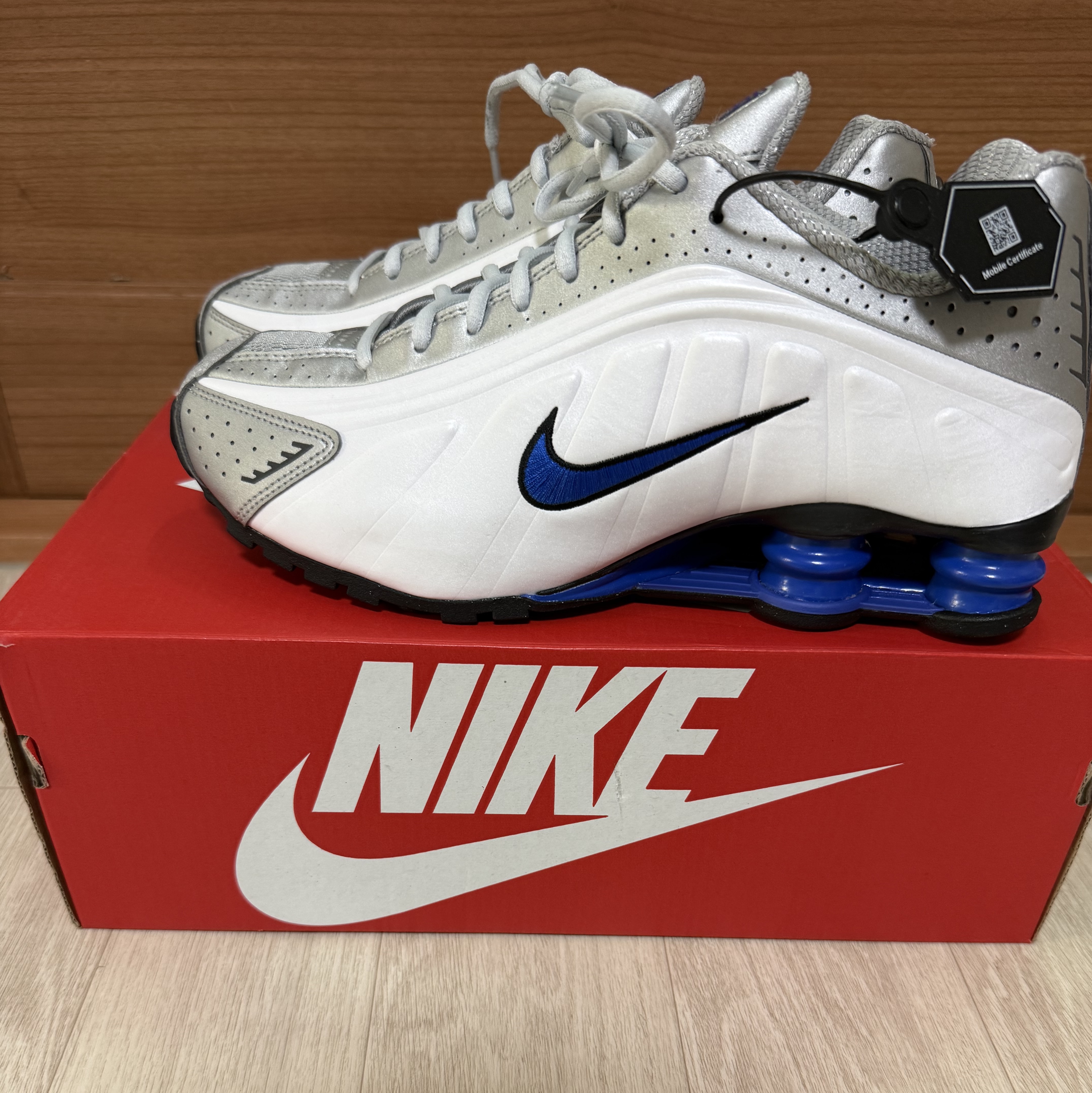 Nike Shox R4 White Racer Blue 착용 스타일
