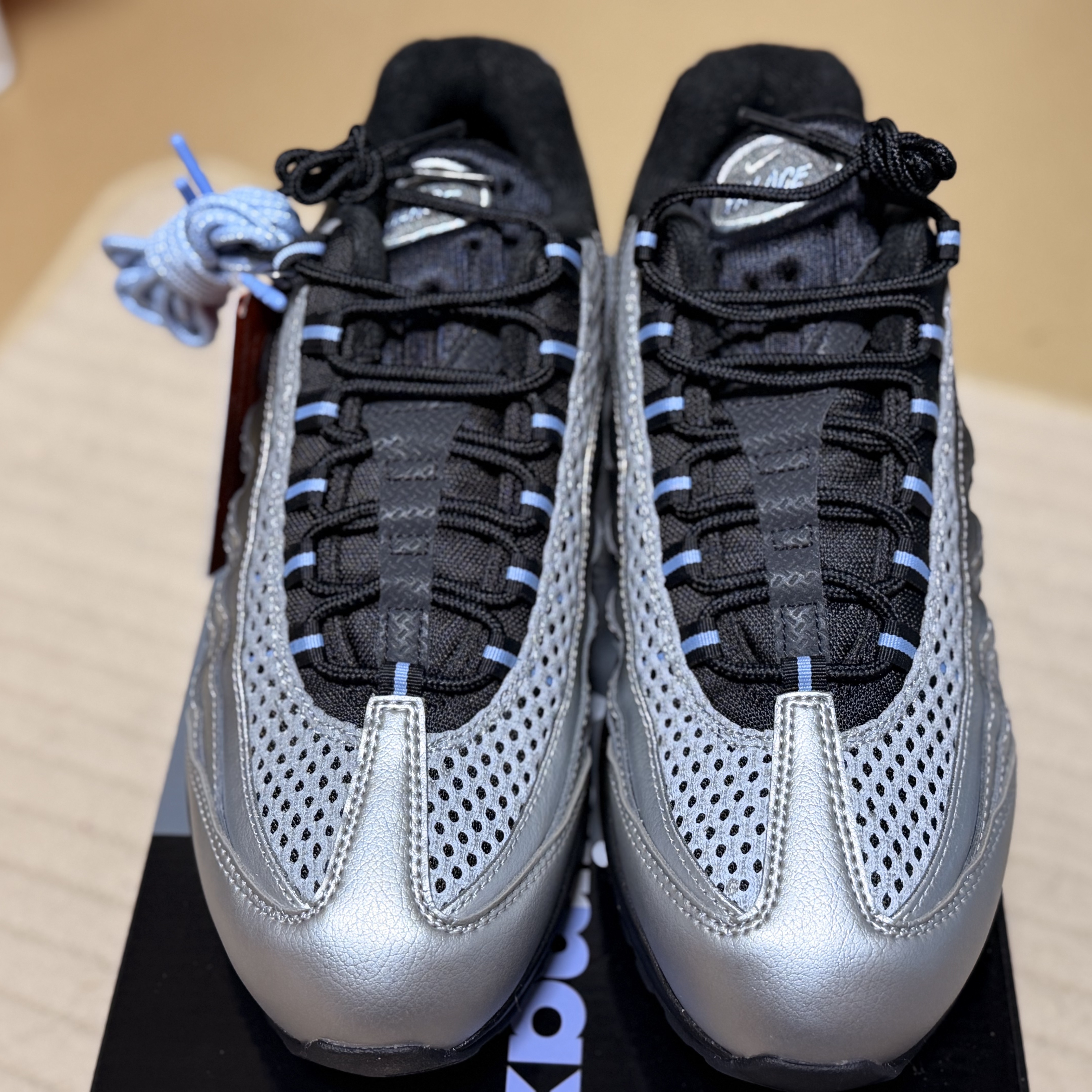 Nike x Palace Air Max 95 Metallic Silver Aluminum 착용 스타일 - 3