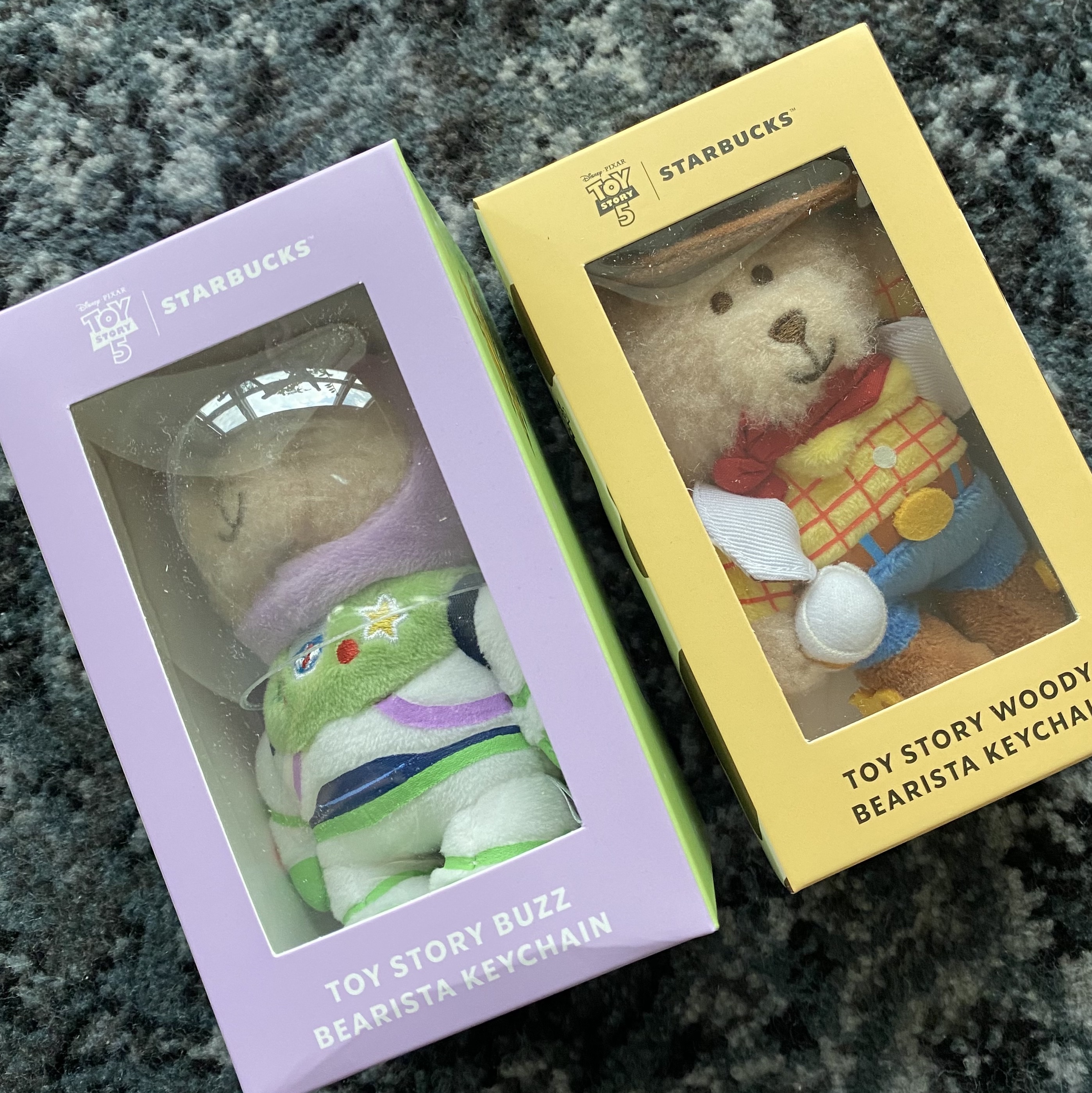 Starbucks x Toy Story 5 MD Buzz Bearista Keychain Purple, Starbucks x Toy Story 5 MD Woody Bearista Keychain Yellow 착용 스타일