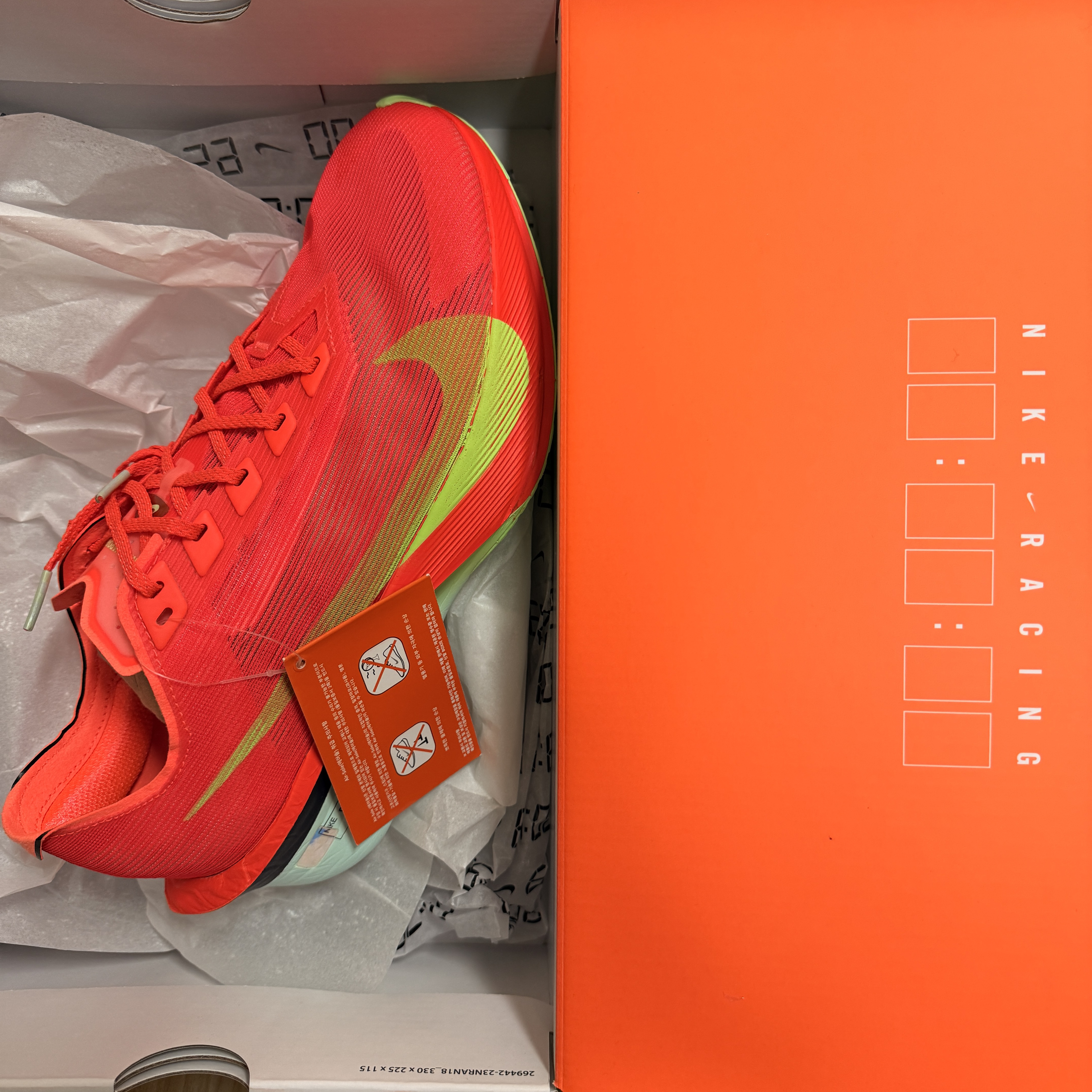 Nike ZoomX Vaporfly Next% 4 Crimson Mint Foam 착용 스타일 - 1