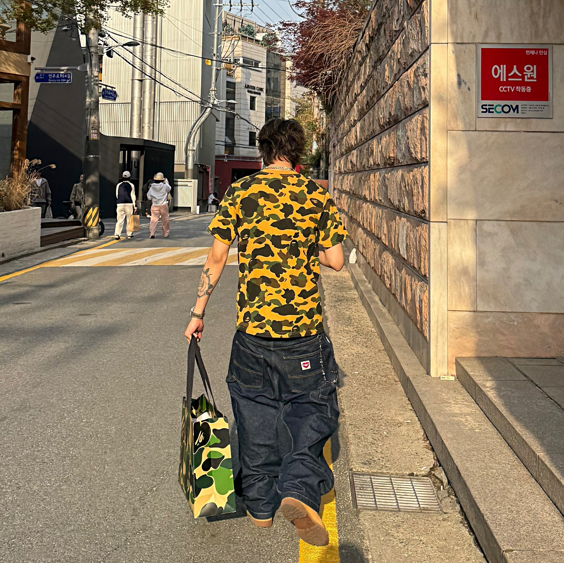 BAPE 1st Camo One Point T-Shirt Yellow 착용 스타일