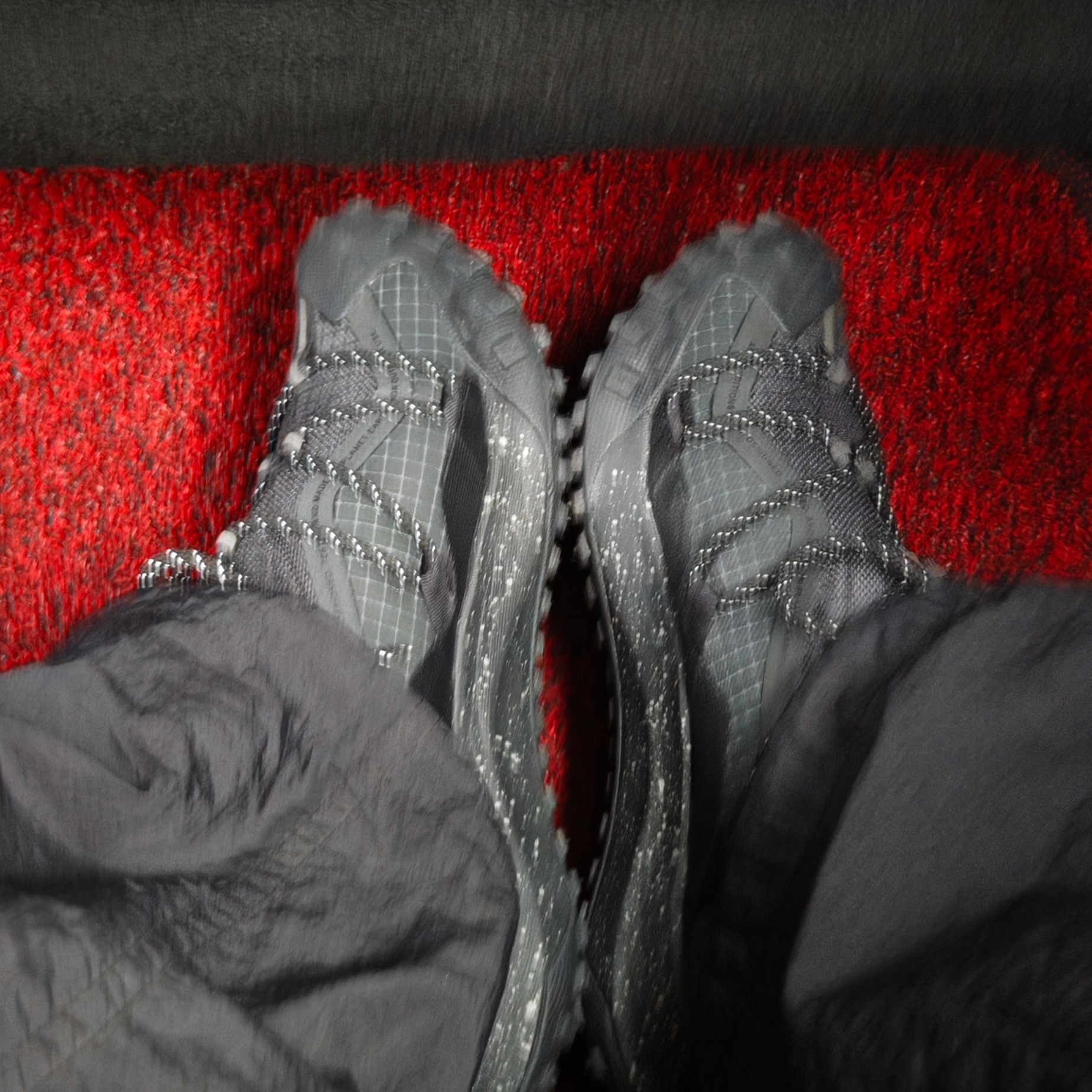 Nike ACG Mountain Fly Low Gore-Tex SE Dark Smoke Grey 착용 스타일 - 1