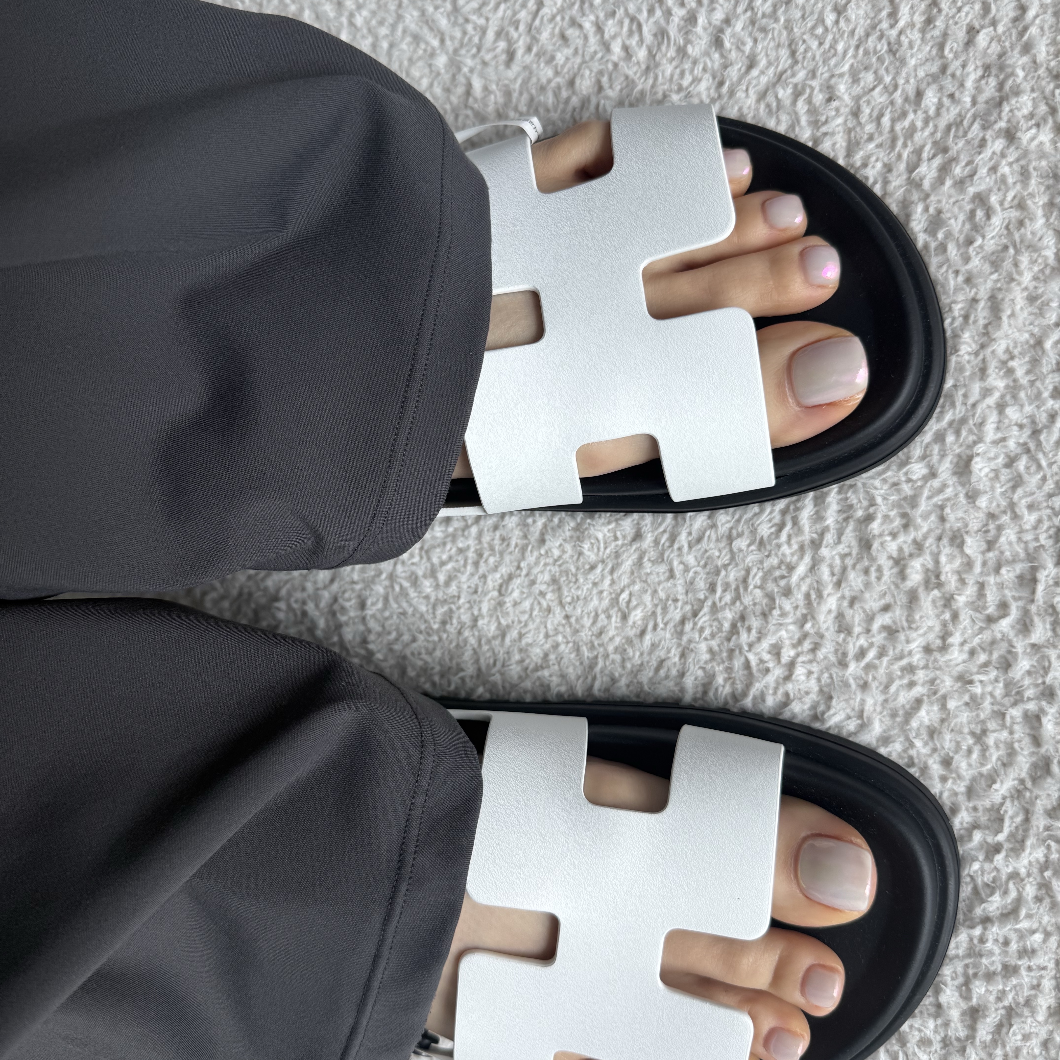 (W) Hermes Chypre Sandal Calfskin & Blanc 착용 스타일 - 1