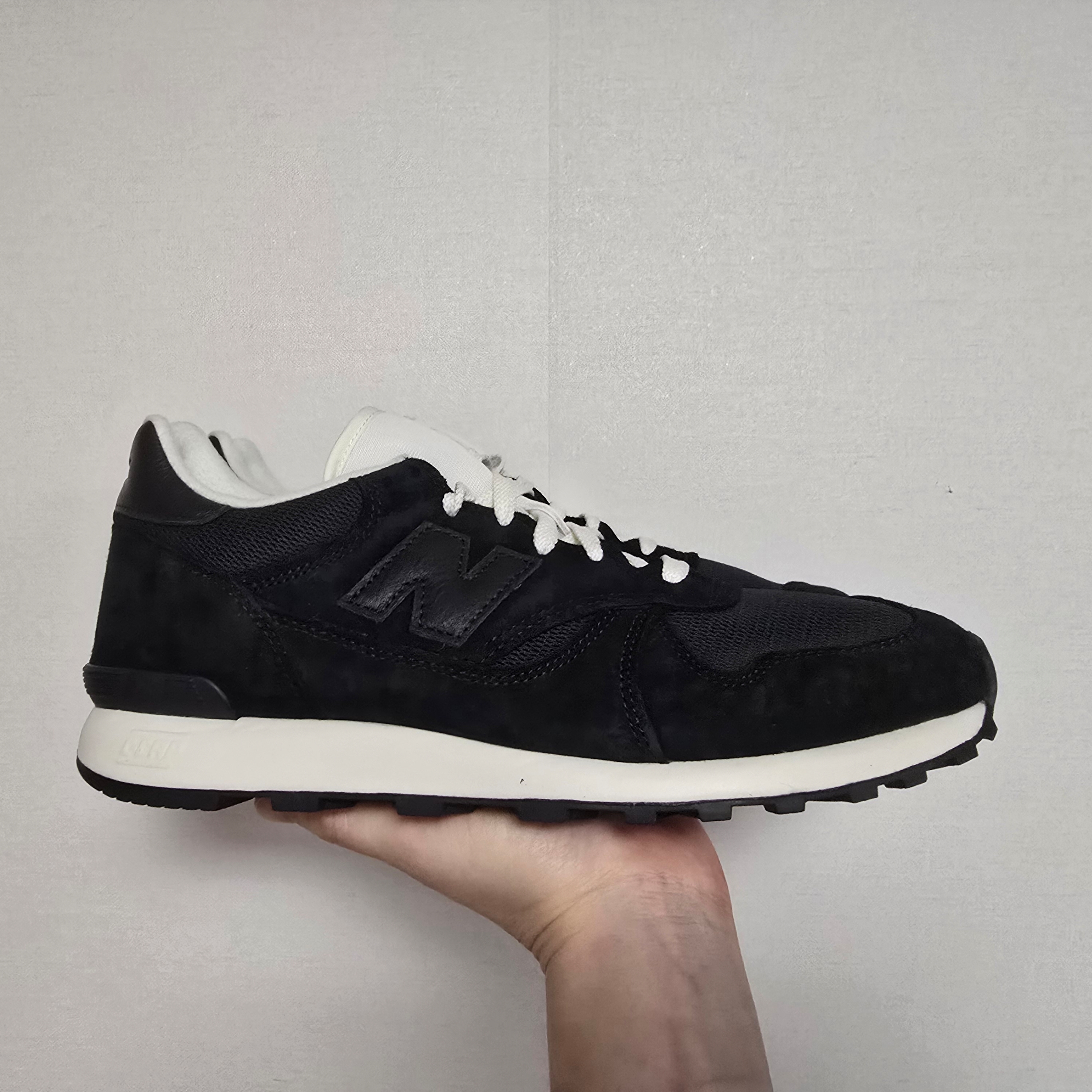 New Balance x JJJJound 475 Black White 착용 스타일 - 1