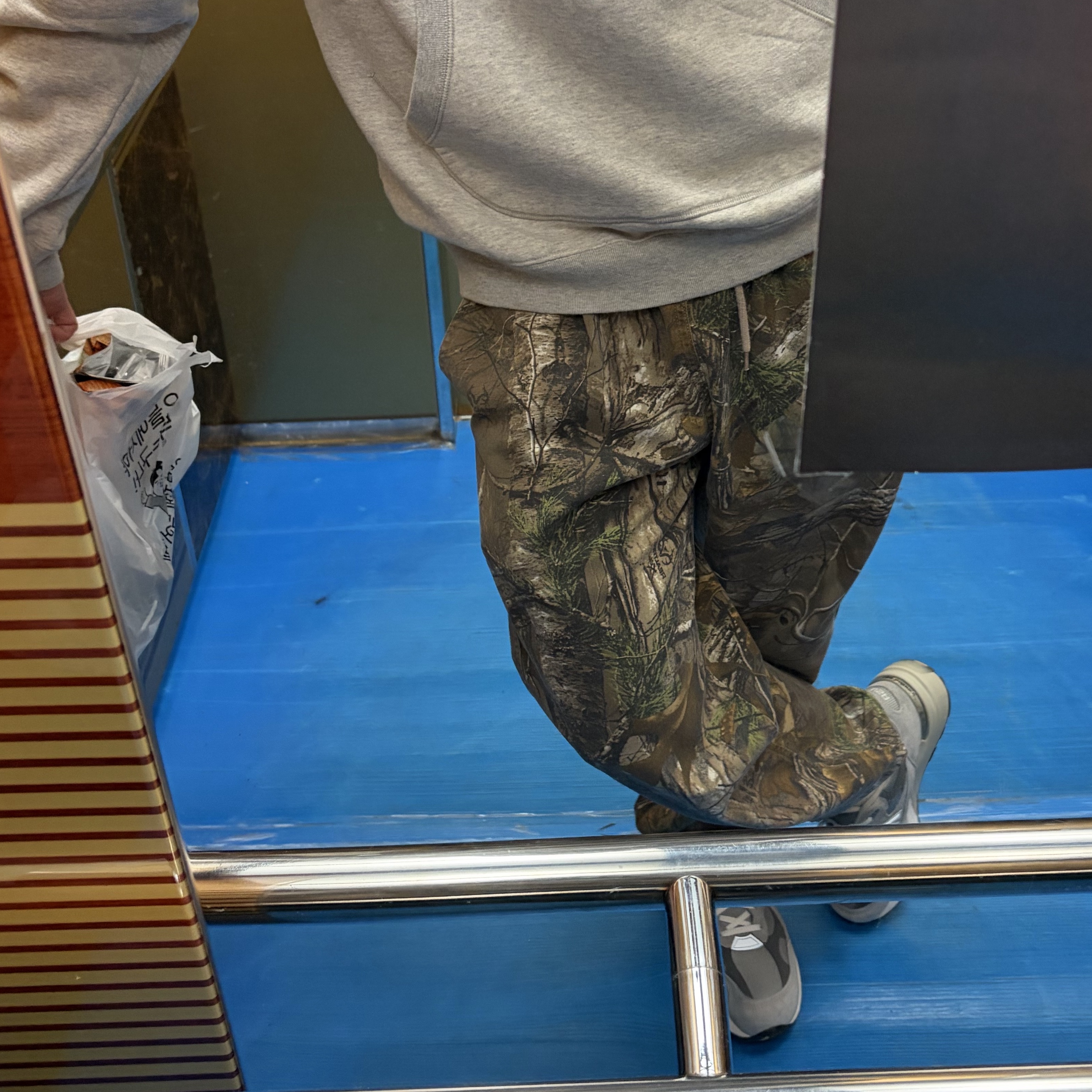 Supreme Baggy Jean Realtree AP Camo - 25FW, New Balance 992 Made in USA Grey - D Standard 착용 스타일