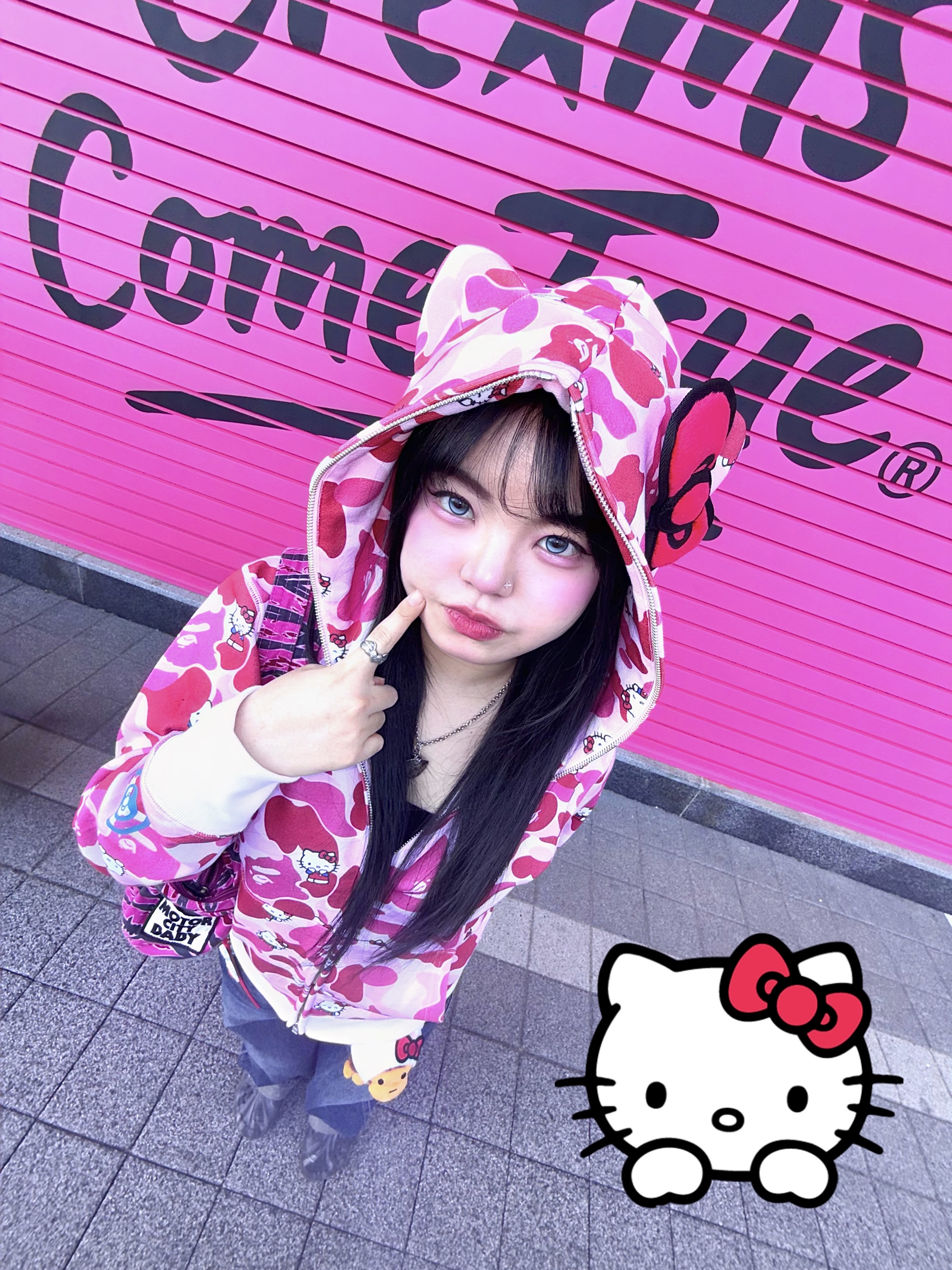 (W) BAPE x Sanrio Characters Hello Kitty Camo Full Zip Hoodie Pink, BAPE x Sanrio Characters Plush Doll Keychain White 착용 스타일 - 1