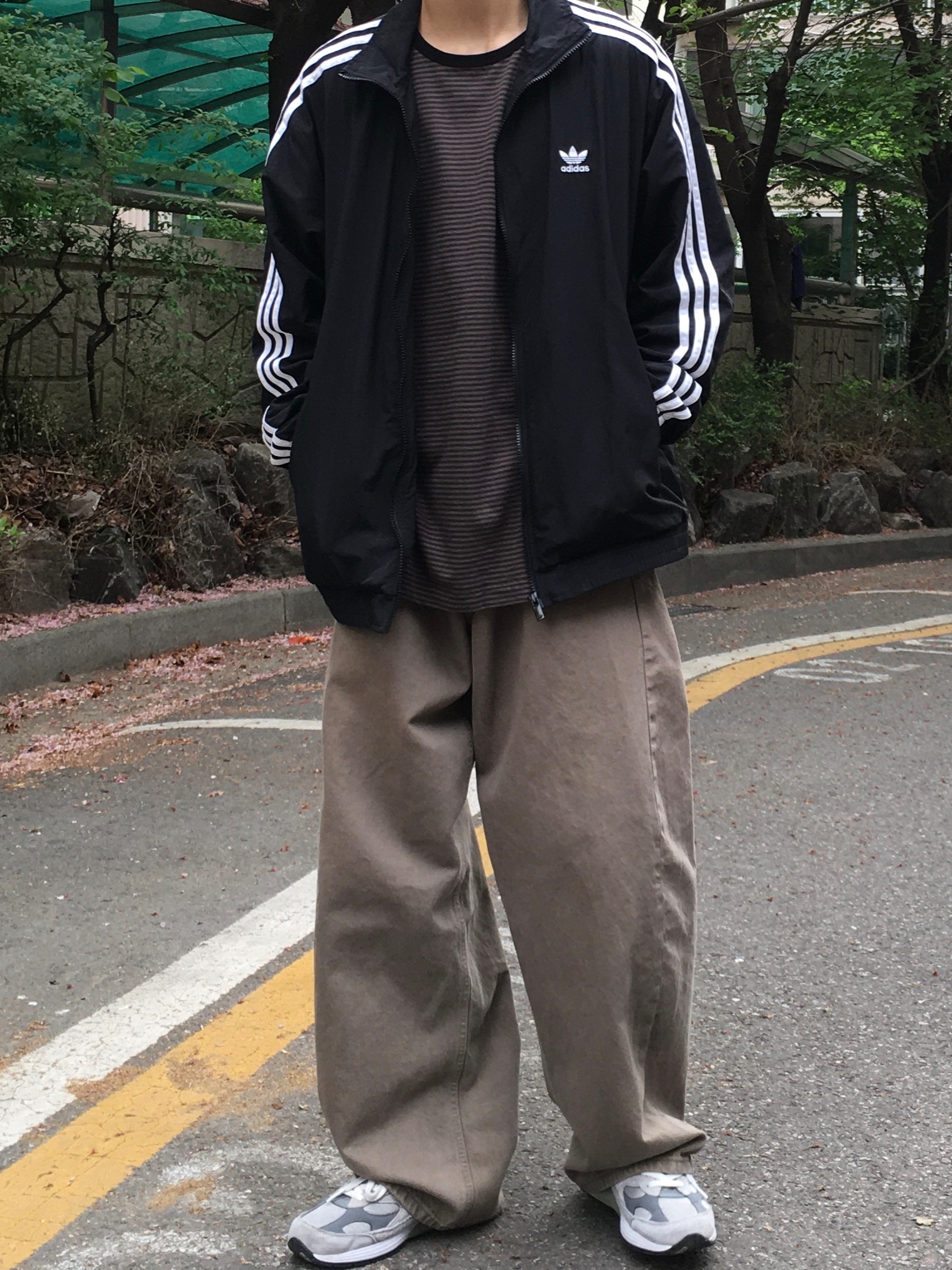 Hatchingroom Wide Curve Jeans Olive, Polyteru Human Index Human Pin Striped Long Sleeves Khaki 착용 스타일 - 2