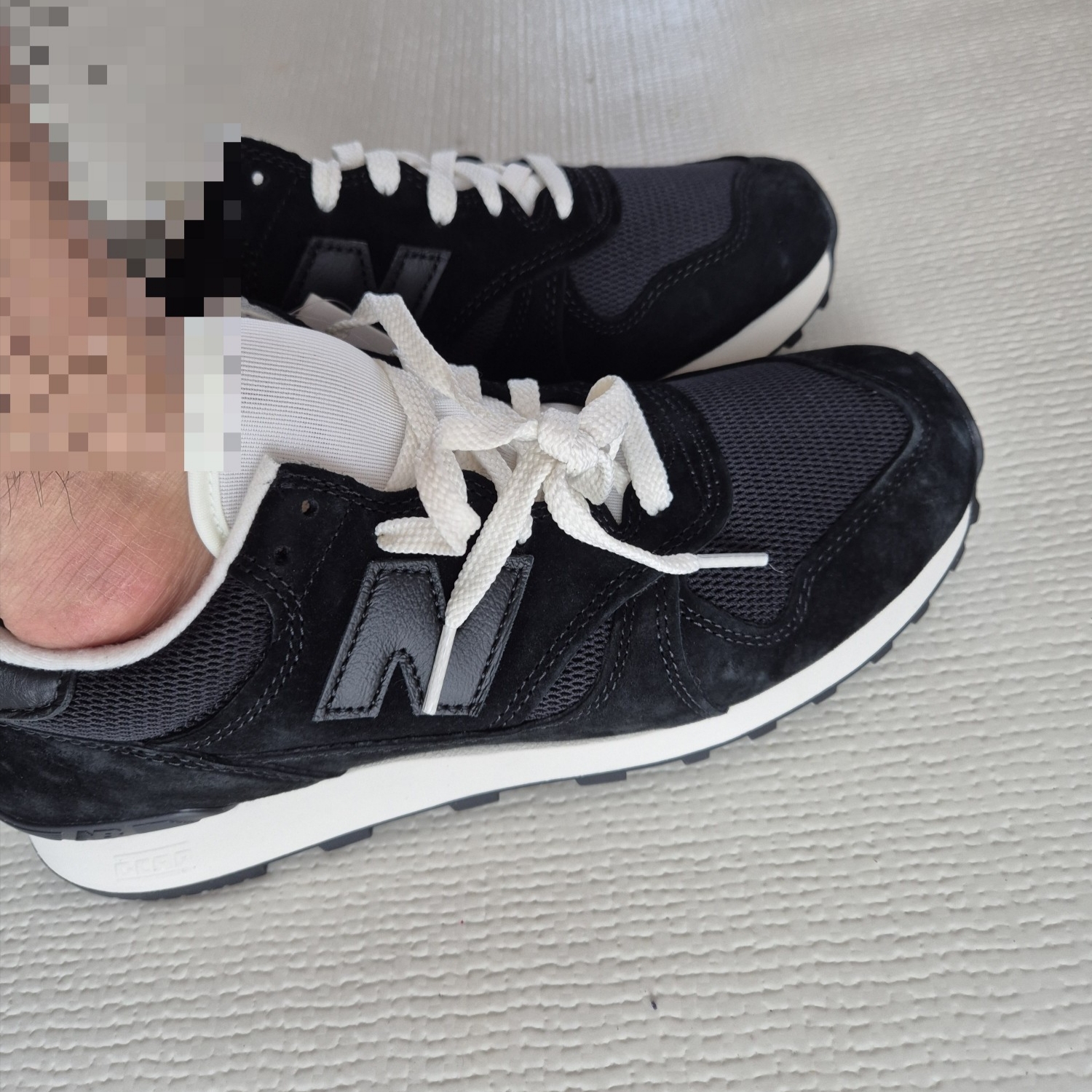 New Balance x JJJJound 475 Black White 착용 스타일 - 1