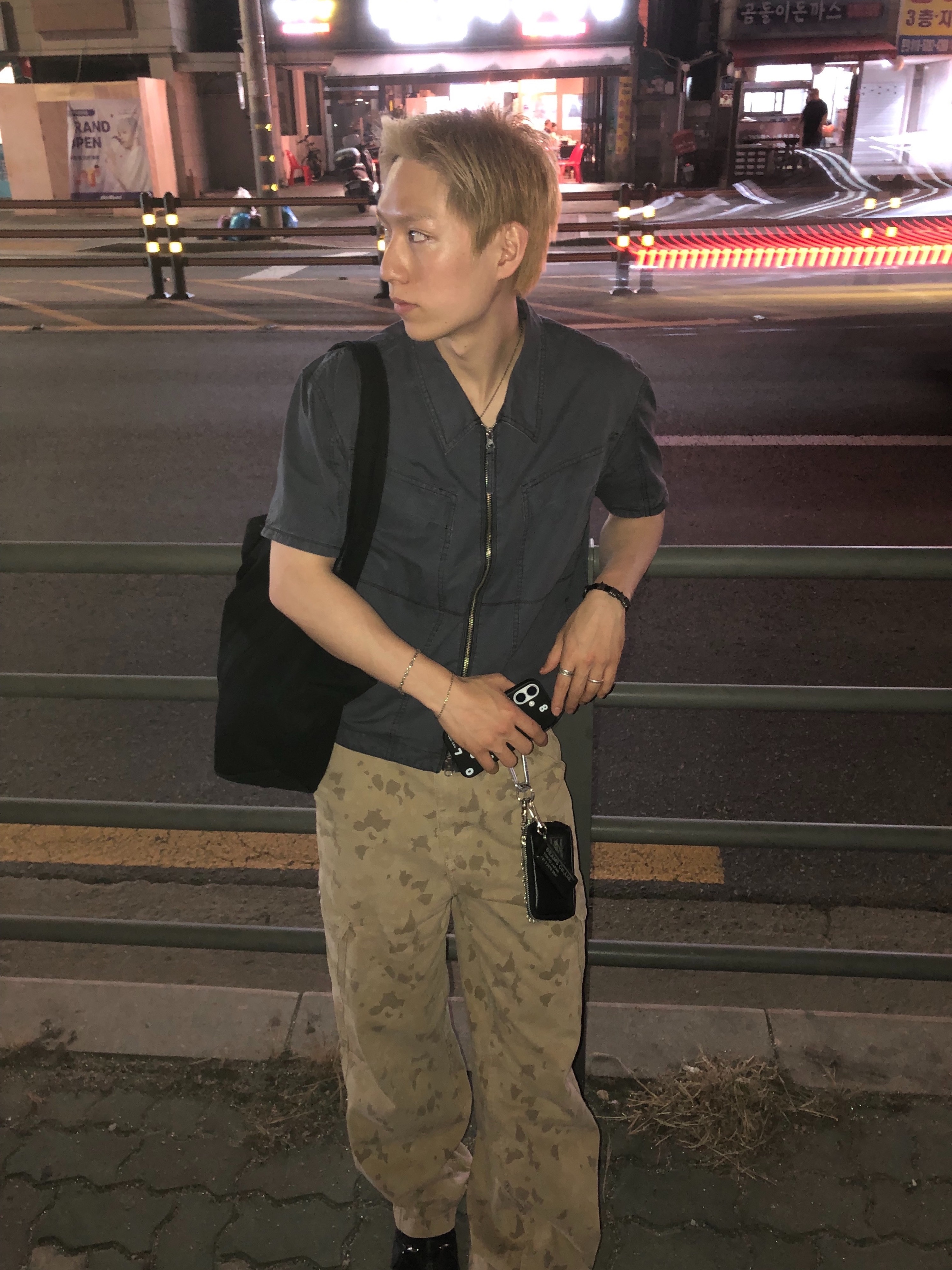 CHOWOO Overlap Pocket Camo Pants Washed Beige, CHOWOO Vintage Washed Flap Pockets Work Shacket  Washed Charcoal 착용 스타일 - 2