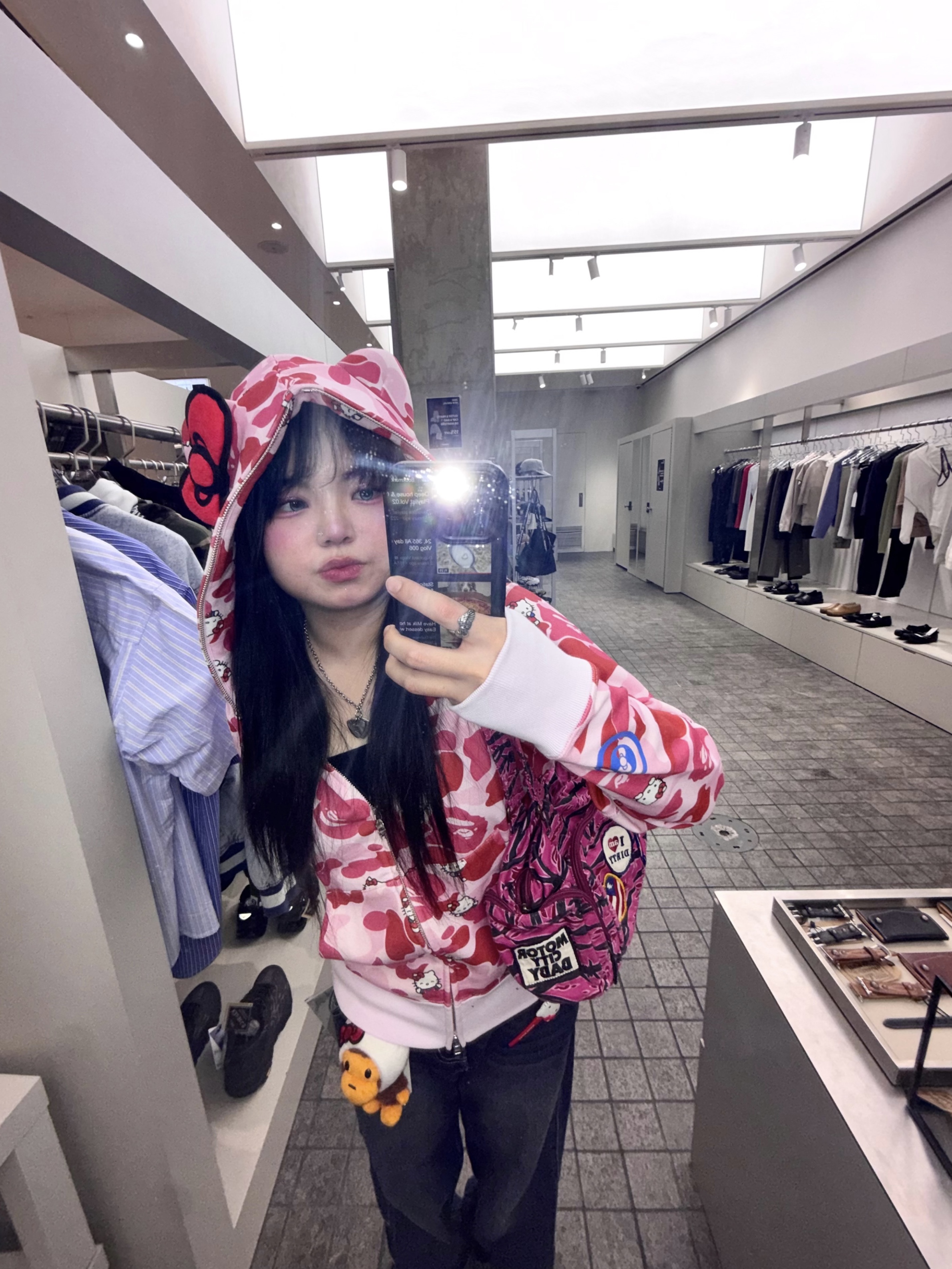 (W) BAPE x Sanrio Characters Hello Kitty Camo Full Zip Hoodie Pink, BAPE x Sanrio Characters Plush Doll Keychain White 착용 스타일 - 2