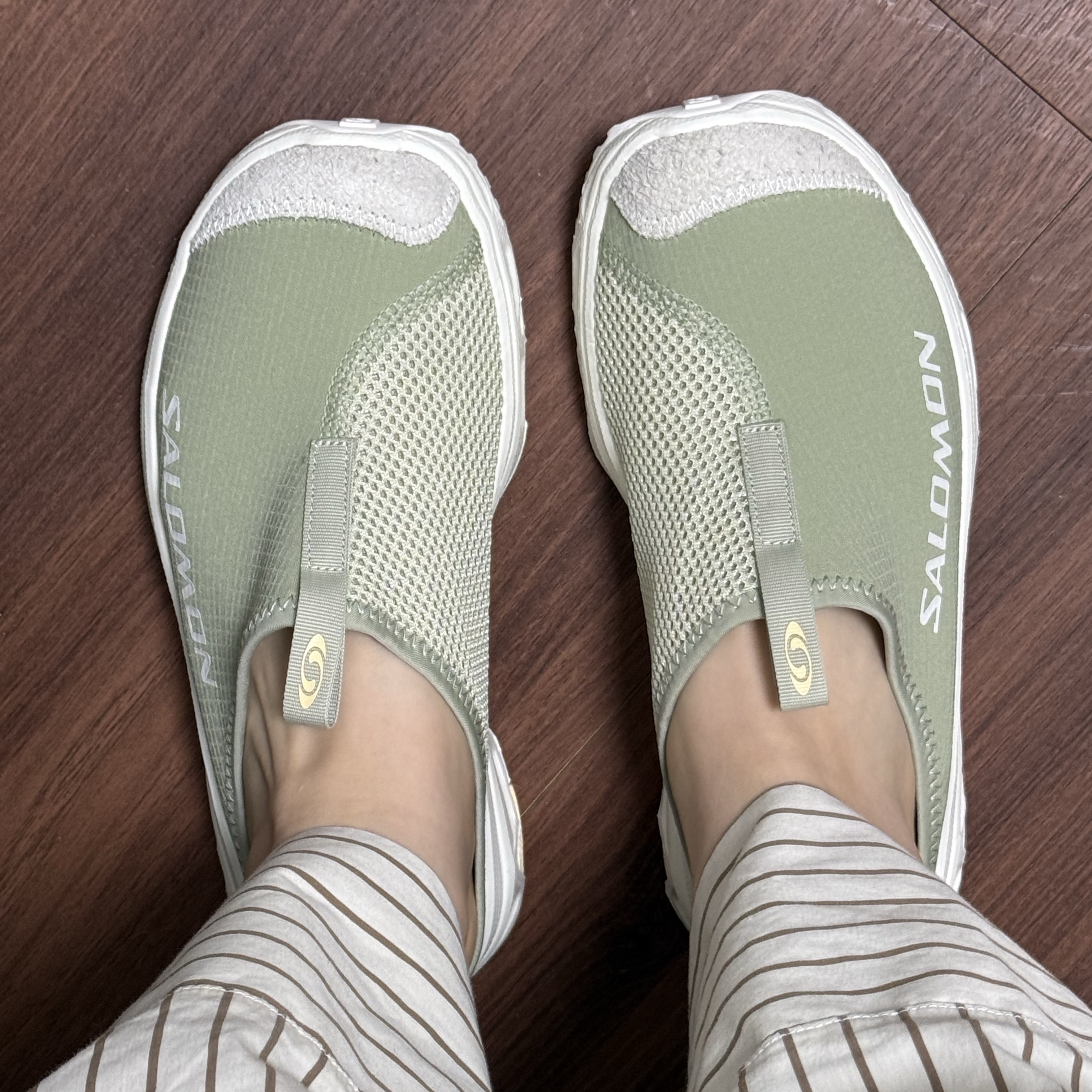Salomon RX Slide 3.0 Suede Tea Alfalfa 착용 스타일 - 2