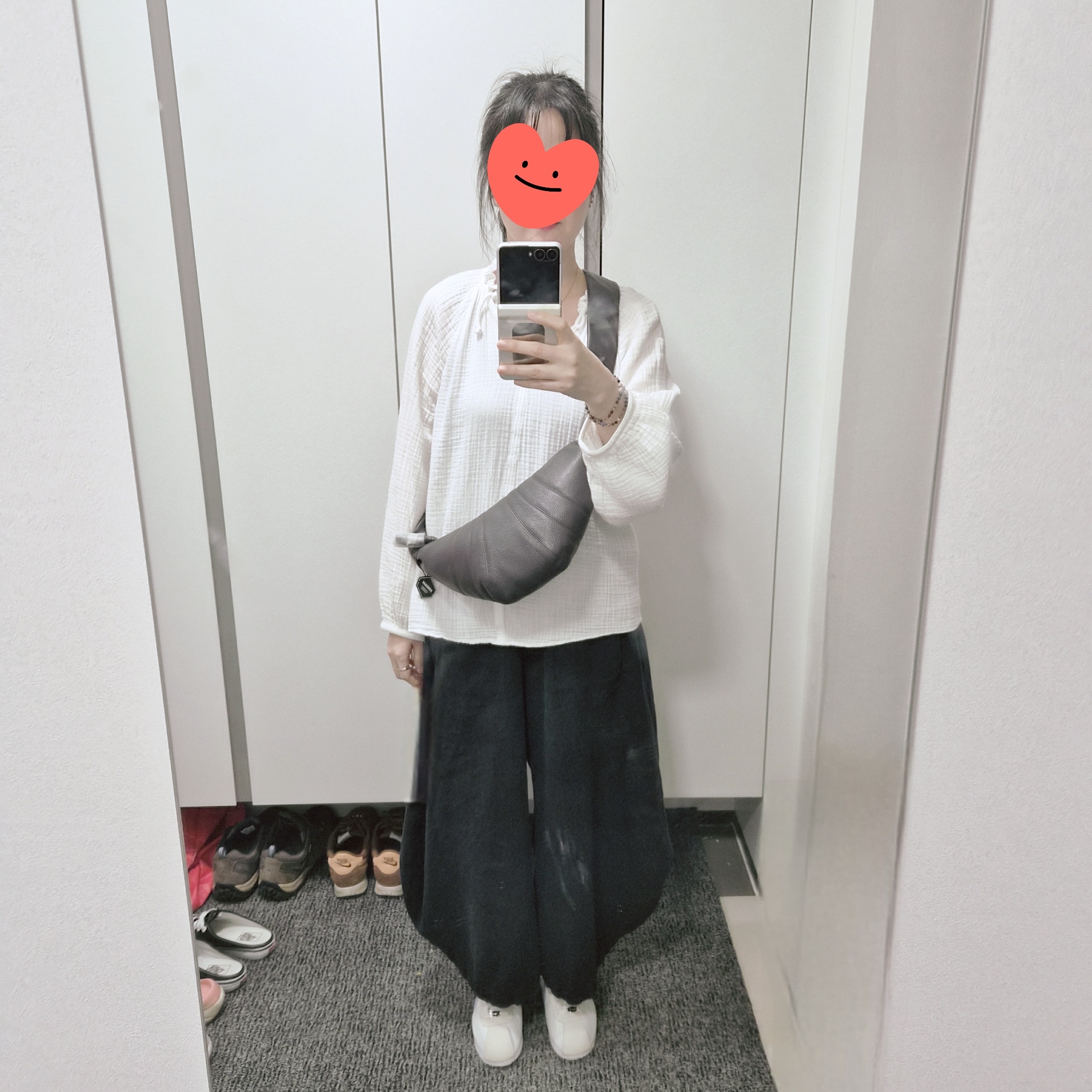 Lemaire Small Croissant Bag Soft Grained Leather Dark Chocolate, (W) Nike Cortez Light Armory Blue 착용 스타일 - 4