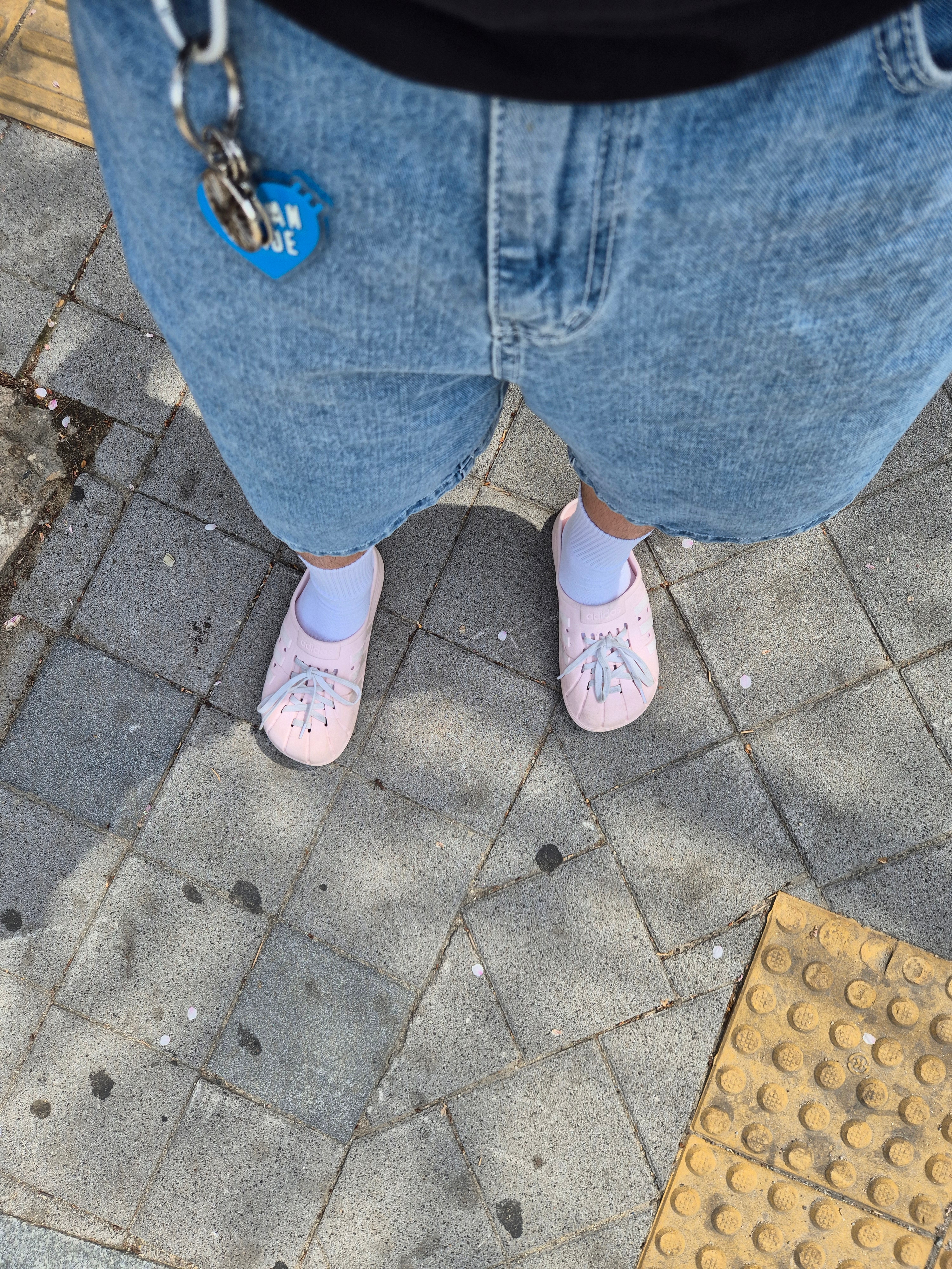 Adidas Adilette Clogs Almost Pink 착용 스타일