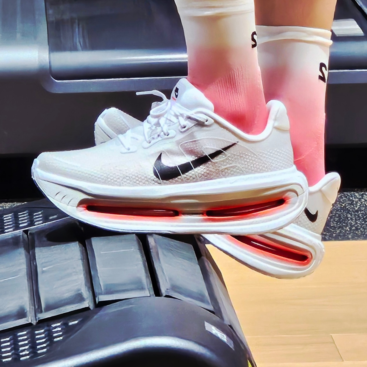 Nike Vomero Premium White Bright Crimson 착용 스타일