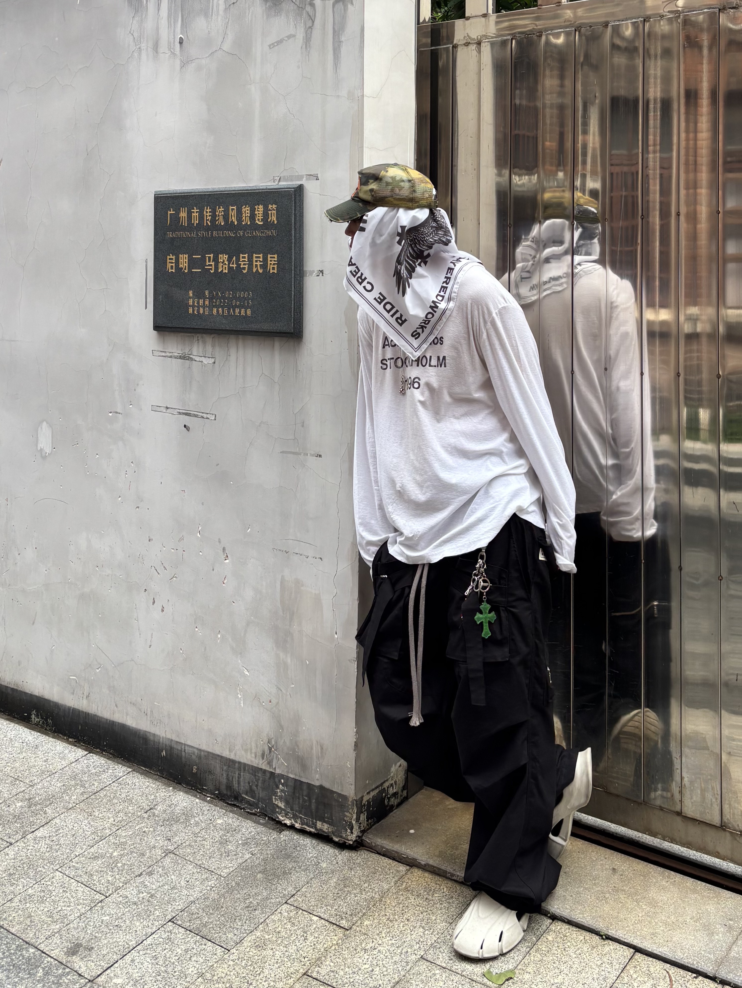 Wapworks Wide Safety Cargo Pants Black, Acne Studios Logo Long Sleeve T-Shirt Dusty White 착용 스타일 - 1