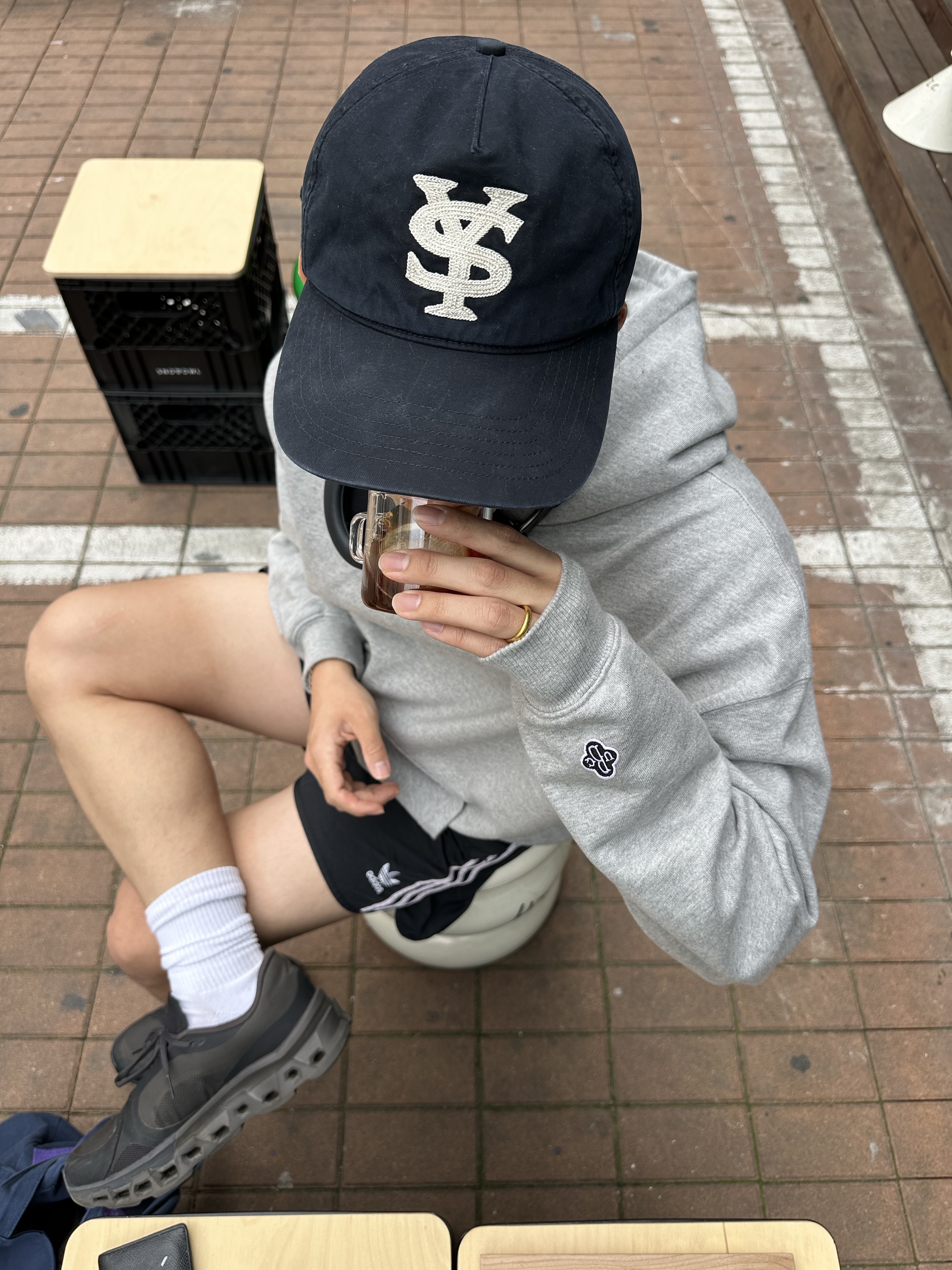 Sunday Ceremony Sy Logo 5 Panel Cotton Cap - Navy, On Running x Post Archive Faction (Paf) Cloudmonster 2 Thorn Brown 착용 스타일 - 1