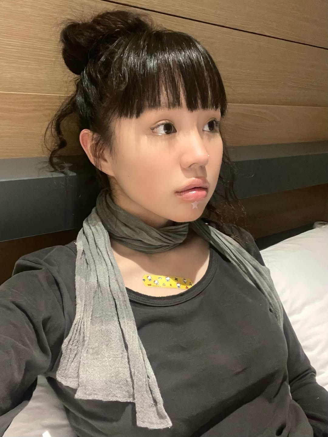 Sunday Ceremony Raw Natural Scarf - Charcoal Dyed 착용 스타일 - 1