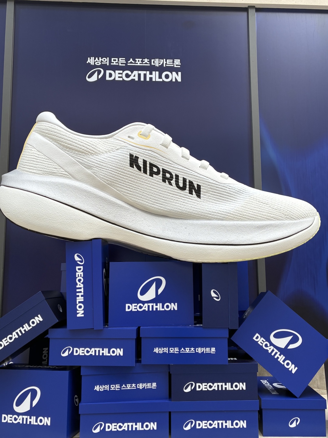 DECATHLON Men's Running Shoes Kiprun Kipstorm Tempo Ultra White, DECATHLON Men's Running Shoes Kiprun Kipstorm Tempo Foggy Blue 착용 스타일 - 2
