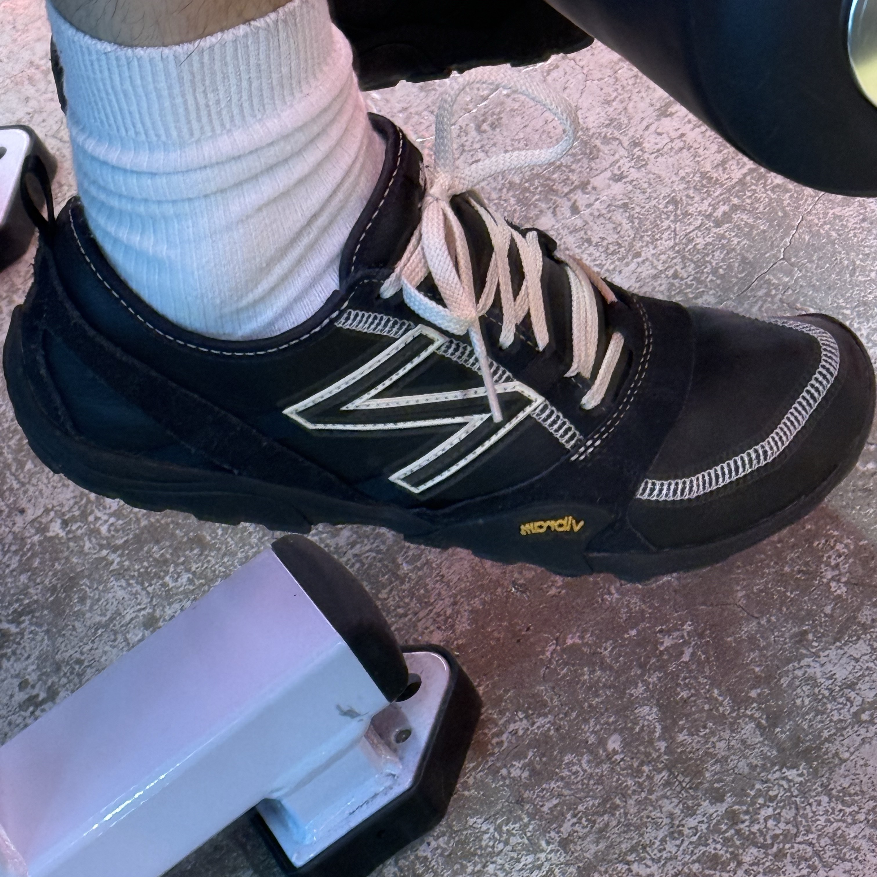 New Balance MT10 Black Silver 착용 스타일