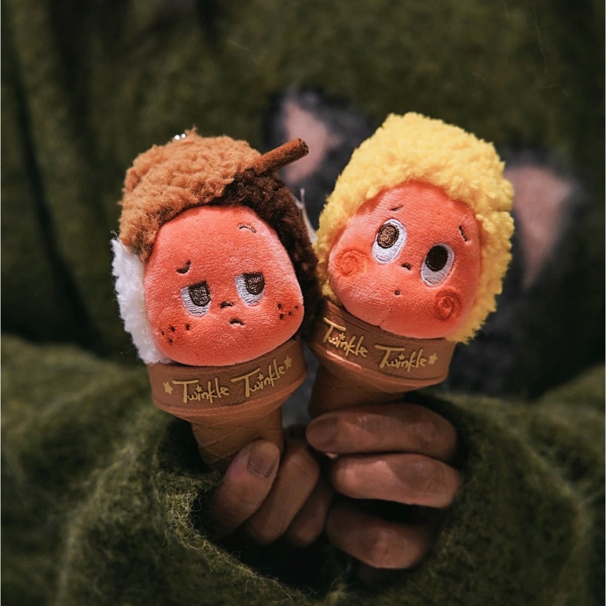 Pop Mart Moon Gelato Series Ice Cream Plush Pendant Overseas Ver. Cinnamon Whisky Gelato (Opened Case), Pop Mart Moon Gelato Series Ice Cream Plush Pendant Overseas Ver. Mint Ice Lemon Gelato (Opened Case) 착용 스타일