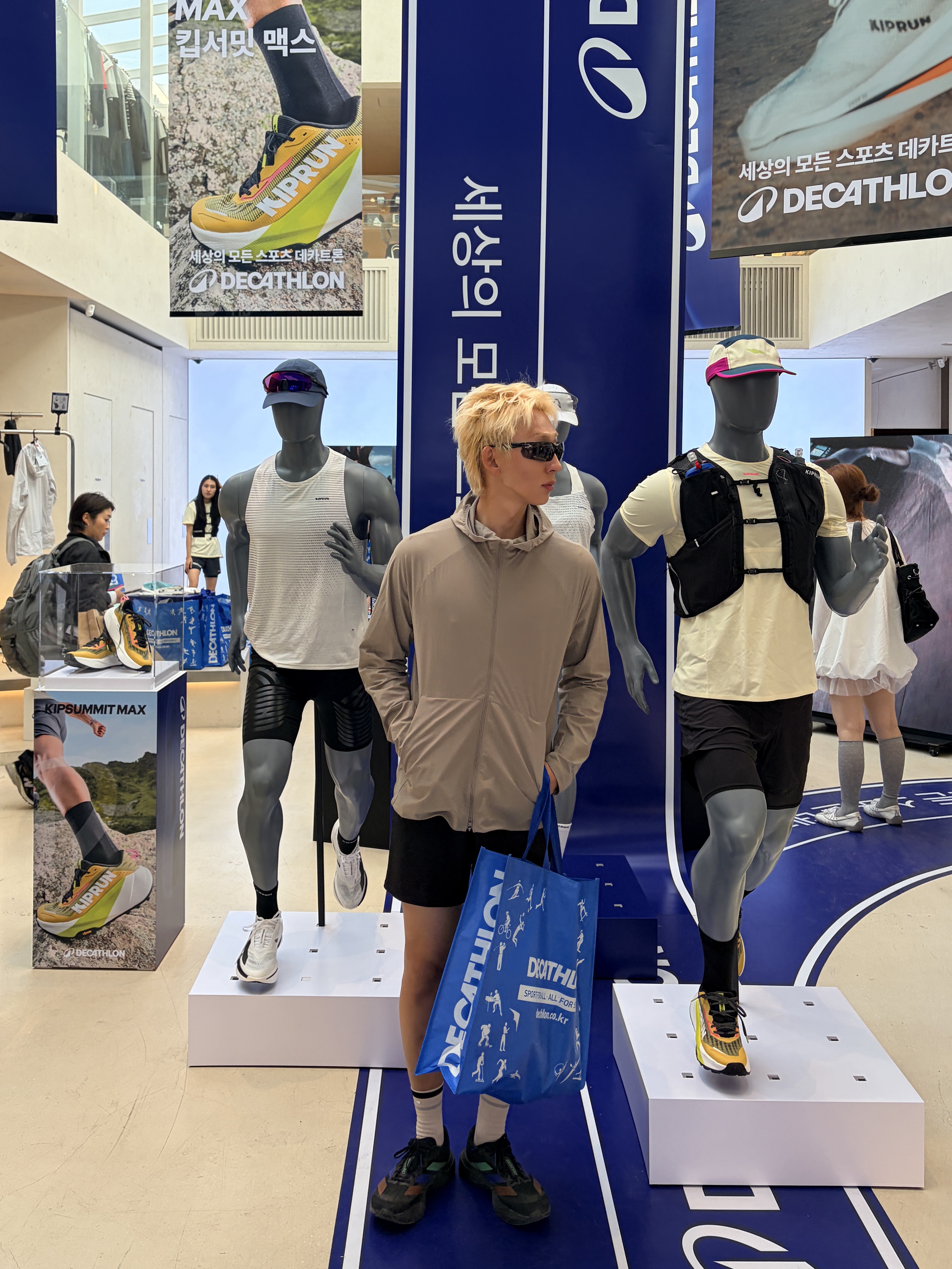 DECATHLON Adult Sports Sunglasses Category 3 ST100 Smoked Black, Adidas x Pharrell Williams Humanrace Adizero Adios EVO SL Core Black Semi Court Green 착용 스타일 - 3