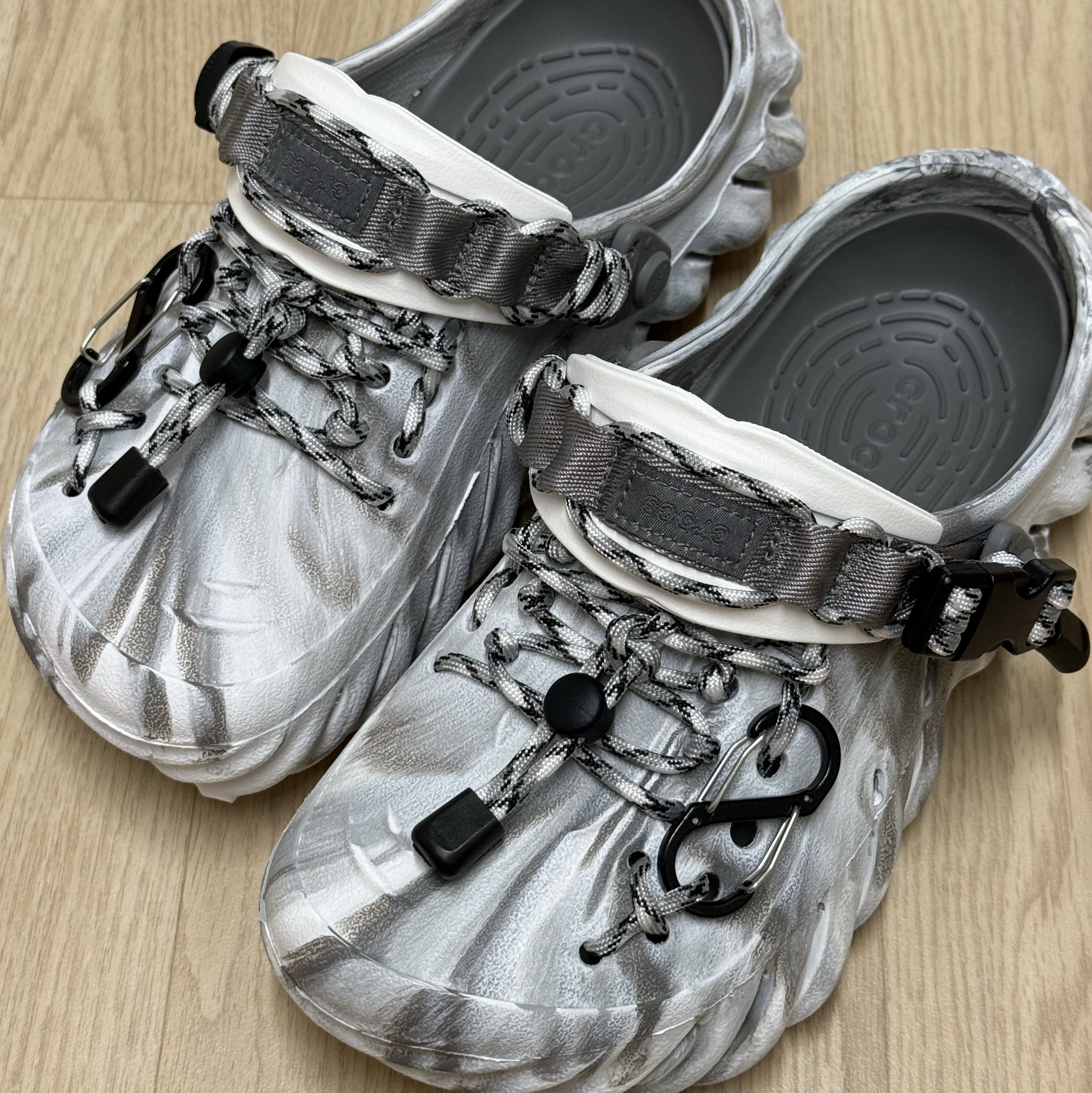 Crocs Echo Marbled Clog Moonlight Multi 착용 스타일 - 2