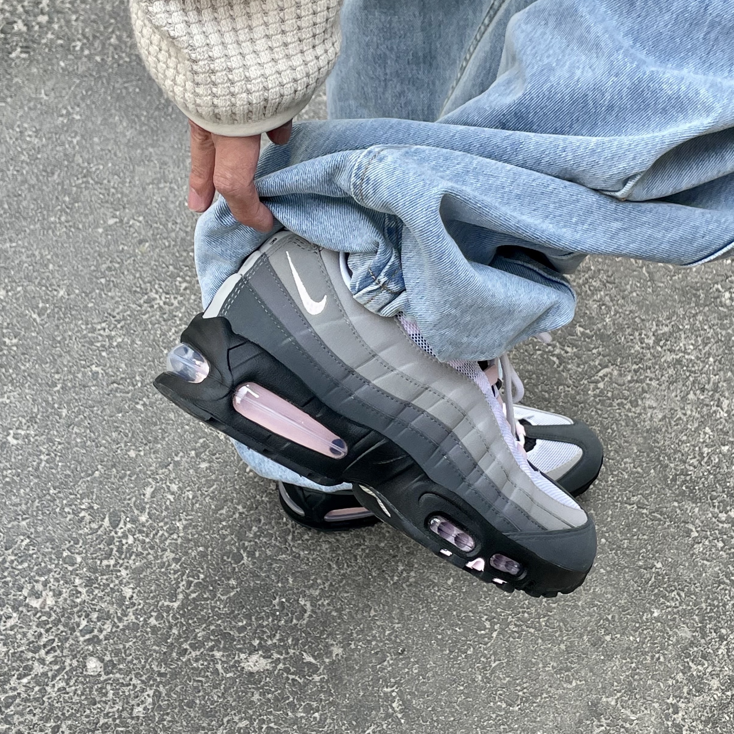 (W) Nike Air Max 95 Pink Foam 착용 스타일 - 2