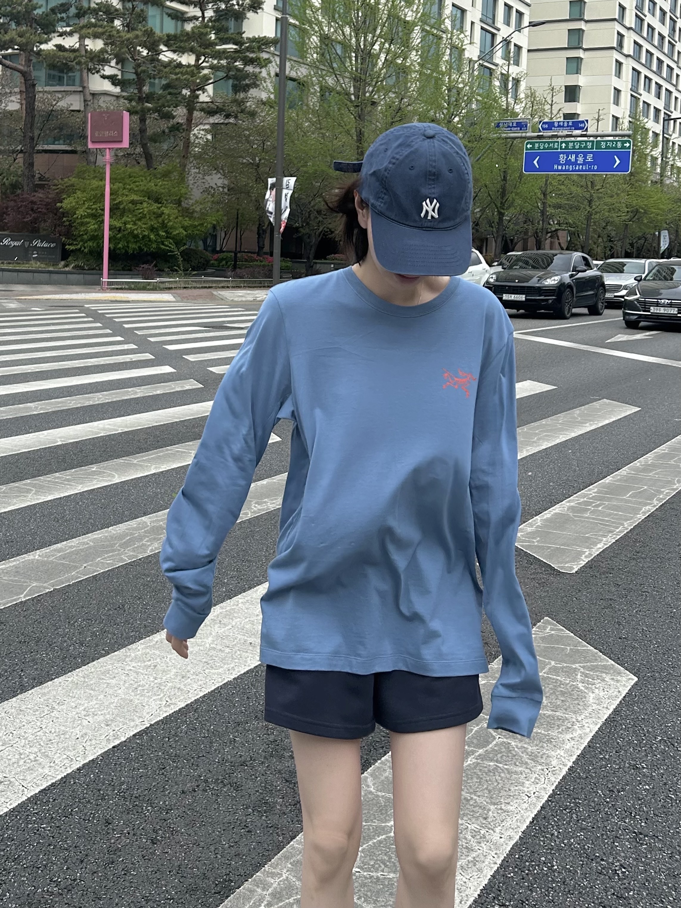 Arc'teryx Arc'Multi Bird Logo LS T-Shirt Stone Wash 착용 스타일