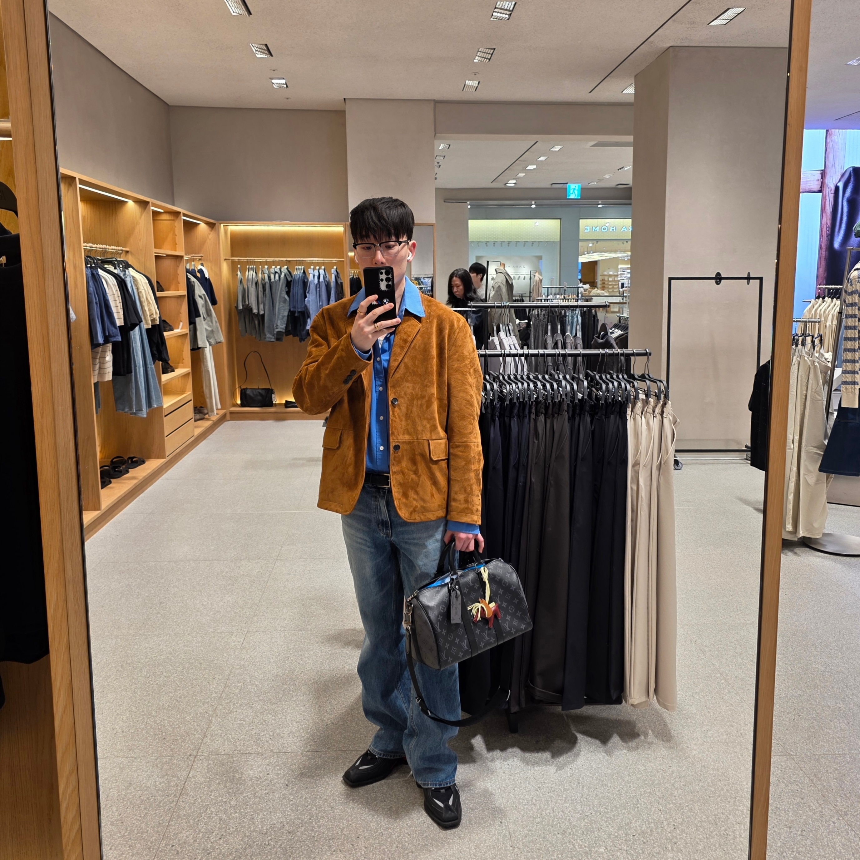 Louis Vuitton Keepall Bandouliere 35 Monogram Eclipse, Hermes Rodeo Pegase PM Charm Milo Swift & Etoupe Jaune Milton Rouge Sellier 착용 스타일