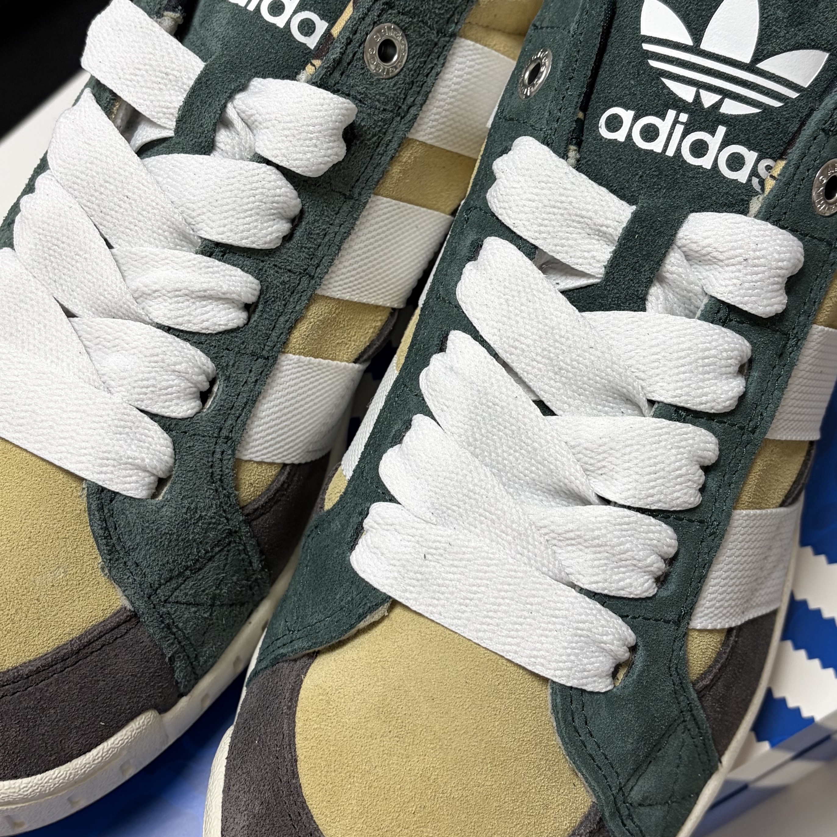 Adidas X BAPE Lawsuit Sand Cloud White 착용 스타일 - 1